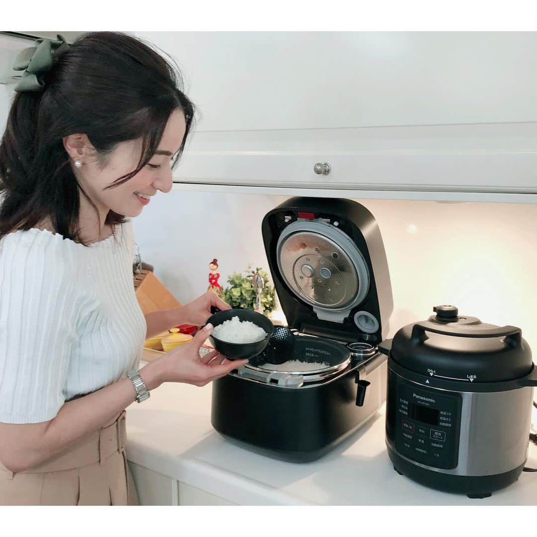 Mayuko Watanabe 渡辺真由子さんのインスタグラム写真 - (Mayuko Watanabe 渡辺真由子Instagram)「今度新しく発売されるスチーム＆可変圧力IHジャー炊飯器『Ｗおどり炊き』の新製品と電気圧力なべの新製品セミナーに参加させて頂きました！ ・ 『Ｗおどり炊き』新製品は美味しさはもちろん見た目も重要視して粒の大きさまでこだわっているんです✨✨ さらに銘柄ごとに指定して炊けることにも驚いたのですが、今回｢富富富(ふふふ)｣と｢雪若丸｣が追加され、50銘柄に！！ 実際食べてみましたが、粒が本当に大きくて艶があり、味も美味しい😍👍 炊飯器でこんなに銘柄ごとに味の違いを感じられるとは思わず感動しました😆 ・ 『電気圧力なべ』は私が今までガスの圧力なべを使って怖いと思っていた大きな音もなく火加減を調整する必要もなく、スイッチオンでほったらかしていれば出来る優れもの☺️ 私もですが、子供がいて忙しいけど手抜き料理したくないという方に本当におすすめだと思いました😍 ぶり大根、豚の角煮、黒豆、、時間がかかるから遠のいていたレシピがこんなに簡単に出来るならなんて良いだろう☺️✨ 試食もさせて頂きましたが、お肉がトロトロで味がしみていて美味しいーー(⑉•ᴗ•⑉)❤︎ 発売されたら本気で買いそうです笑 ぜひ皆さんも見てみて下さいー😊💗 #panasonic_cooking#おいしい7days#wおどり炊き#圧力鍋#炊飯器#mamagirl#pr#3歳男の子#ママ#子育て中#mama」5月15日 20時32分 - watanabe_mayuko