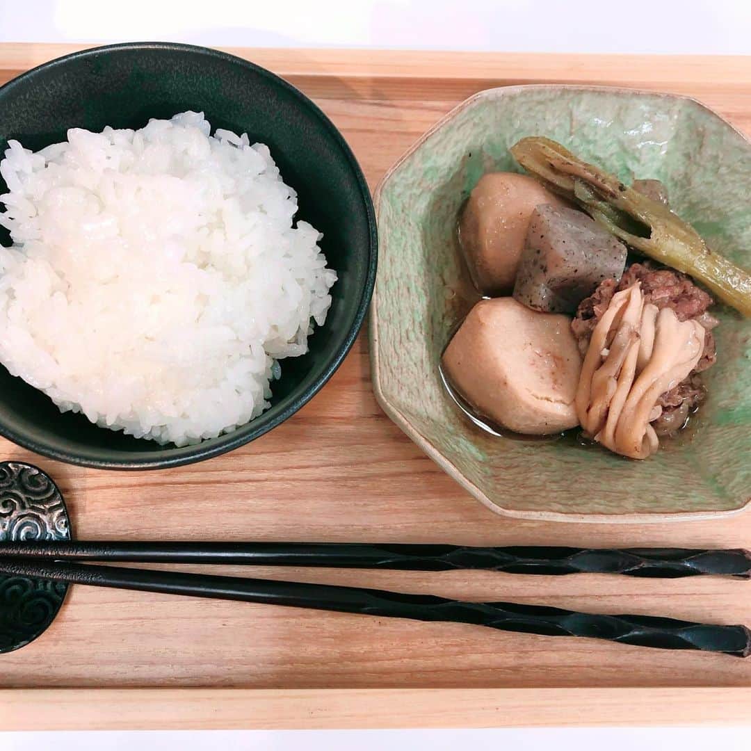 Mayuko Watanabe 渡辺真由子さんのインスタグラム写真 - (Mayuko Watanabe 渡辺真由子Instagram)「今度新しく発売されるスチーム＆可変圧力IHジャー炊飯器『Ｗおどり炊き』の新製品と電気圧力なべの新製品セミナーに参加させて頂きました！ ・ 『Ｗおどり炊き』新製品は美味しさはもちろん見た目も重要視して粒の大きさまでこだわっているんです✨✨ さらに銘柄ごとに指定して炊けることにも驚いたのですが、今回｢富富富(ふふふ)｣と｢雪若丸｣が追加され、50銘柄に！！ 実際食べてみましたが、粒が本当に大きくて艶があり、味も美味しい😍👍 炊飯器でこんなに銘柄ごとに味の違いを感じられるとは思わず感動しました😆 ・ 『電気圧力なべ』は私が今までガスの圧力なべを使って怖いと思っていた大きな音もなく火加減を調整する必要もなく、スイッチオンでほったらかしていれば出来る優れもの☺️ 私もですが、子供がいて忙しいけど手抜き料理したくないという方に本当におすすめだと思いました😍 ぶり大根、豚の角煮、黒豆、、時間がかかるから遠のいていたレシピがこんなに簡単に出来るならなんて良いだろう☺️✨ 試食もさせて頂きましたが、お肉がトロトロで味がしみていて美味しいーー(⑉•ᴗ•⑉)❤︎ 発売されたら本気で買いそうです笑 ぜひ皆さんも見てみて下さいー😊💗 #panasonic_cooking#おいしい7days#wおどり炊き#圧力鍋#炊飯器#mamagirl#pr#3歳男の子#ママ#子育て中#mama」5月15日 20時32分 - watanabe_mayuko
