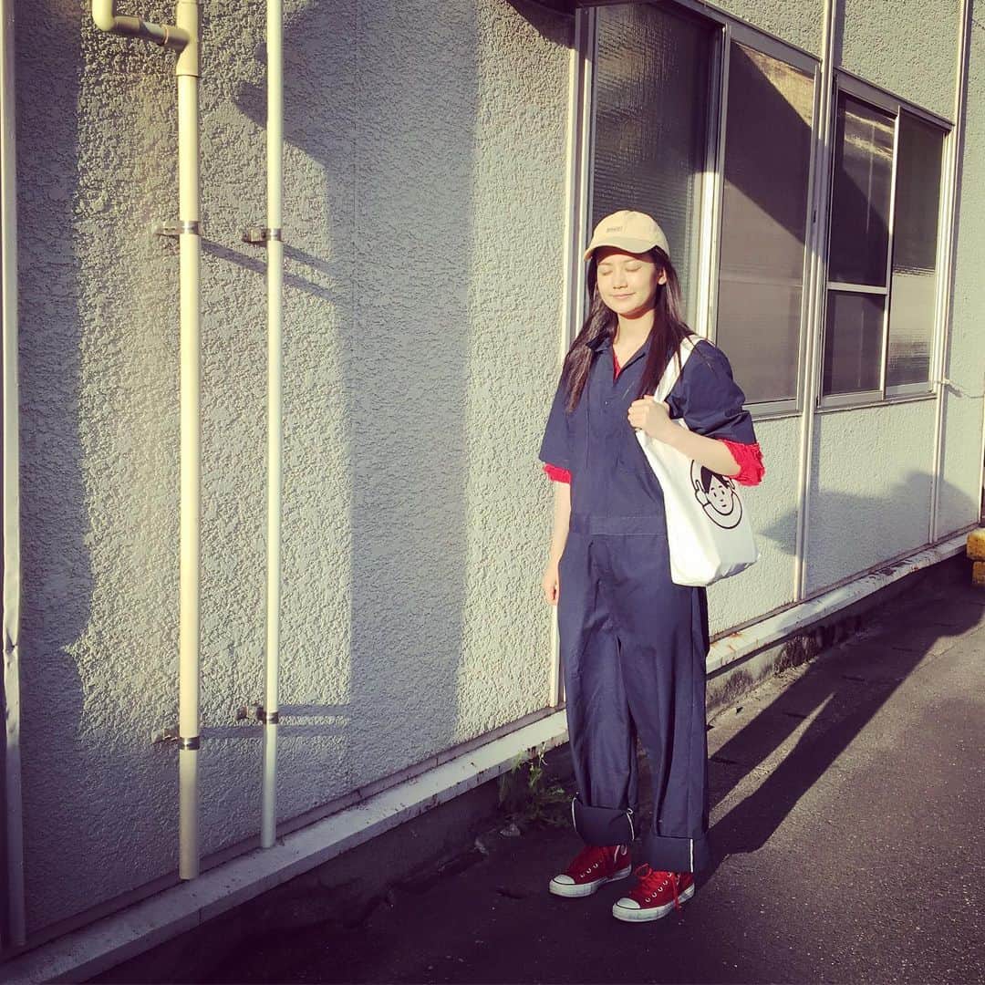 千眼美子さんのインスタグラム写真 - (千眼美子Instagram)「・ つなぎ。 トート👜去年誕プレで なりたりなさんにもらったやつ👜 なぞかわいい💫 #dickies  #converse  #私服」5月15日 20時35分 - yoshiko_sengen