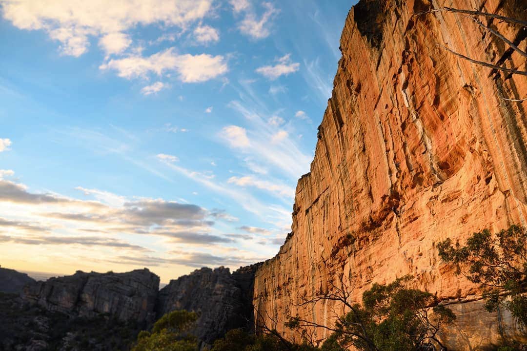 ペイジー・クラッセンのインスタグラム：「We've been slinging around the phrase "best in the world" quite readily here in the Grampians. Because it just kind of is. Yesterday I had the pleasure of a sport-version flash of the infamous Serpentine. I'd say it was a cranberry colored pink-point on @weebitwindy 's gear + all  her beautiful beta. I had the time of my life and experienced the most pleasant pump of my life. I was also wise enough to jump off the top from the non-existent anchor before Kerrin could pan out toooo much victory slack, so I only whipped halfway down the wall, not the whole way. Spicy times down under! Thanks for getting me up there, Kerrin, and for getting the try hard juices flowing up on the ledge. Now come back and take it down!」