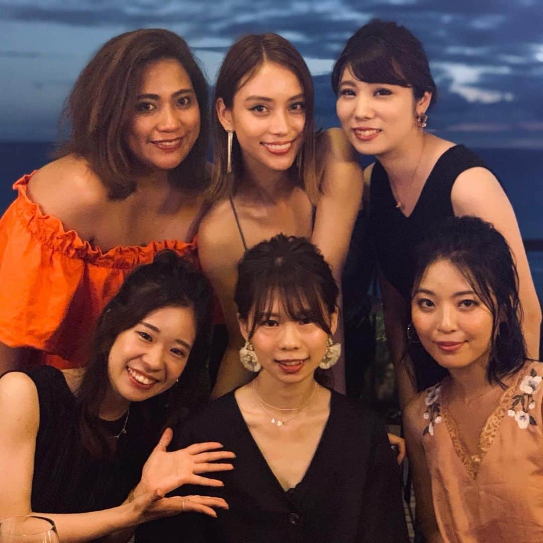 滝沢カレンさんのインスタグラム写真 - (滝沢カレンInstagram)「みなさん、こんにちは❤️💕 どうってことのないわたしの誕生日がたくさんの方々のお花添えによって、私は原っぱでワクワクできるような気持ちにさせてくれてありがとうございました🙇🏼‍♀️💐💐✨🌈💓❤️💕💕💋💋✨ 居間の住人方が、家族ぐるみみたいに見えてきて本当に横澤夏子さんだけでなく皆さんも守りたいかばい魂がでます🥺😢😔💓💕❤️❤️❤️ 何かあったら言ってください🌿(何か返せるかは分からない)  みんなで優しく行きましょう🍀🌹💓💓 そして同じ誕生日の方やお誕生日違う方もおめでとうございます🥳⭐️🌟💫🏆🎖🎊🎉 生まれた嬉しさをここぞとばかりに爆発させましょう😊🥰💋😊(迷惑はかけない)  今回はもう帰って来たのでごまかさず言いますが、ハワイに行っていました☺️🌈 お友達のGW(ガーデンウェディング)の為が主役の内容で、たまたま自分ごときの誕生日が近かったのでみんなで一緒にいてくれました😢🙇🏼‍♀️💕💓❤️💕💋💋 気しか知らない仲間とのハワイだったので、誰もが誰もに気を遣わない我が我がが最大に発揮した私たちでしたが、それが居心地がよくて本当にステキな旅になりました🥰🌺💕 結婚式は息をしなくても幸せを感じられるほど、ほんわかと空と太陽だけが見守るステキな式でした🌈🌹 友達の花嫁さんはキラキラと輝く顔と清々しいドレスが太陽をうまく拾い上げていました🌞👰🏼✨✨✨🌟🏆 登場前からすでに泣く地元仲間は相変わらず感情がすごくて大好きです😢💓💓❣️✨ 夜はみんなですっばらしいレストランに行き、一人一人メッセージを話し、思い出にみんなで大号泣し、私たちの感情はどこの波よりも読めないやっかいさに、店員さんのいつまで話せば泣くのだという暖かい笑顔を忘れません😌❤️💓💕💕 熱く語れて、素直に熱い言葉を受け取れるみんなが大自慢です😌☺️💕💓❣️❣️❣️ 写真もいくつか載せますので、お時間ある方は目で見てってください📸☺️🙇🏼‍♀️🙇🏼‍♀️ それではさよなら❤️🎉 #思い出話しにのめり込む #素直な涙に心が潤うハワイだった #サチコは部屋が同じなのにもかかわらず #私が寝たことをいいことに #こっそり手紙を書いていたようだ #間違いだらけの手紙からは #何も変わってない私たちがいた #溢れた文章が心臓の鍵盤を押す #いやそれがサチコなんだ #感情が先走るサチコ #いつだって私と追っかけっこさ #楽しい笑い声はいつまでだって響いた」5月15日 20時40分 - takizawakarenofficial