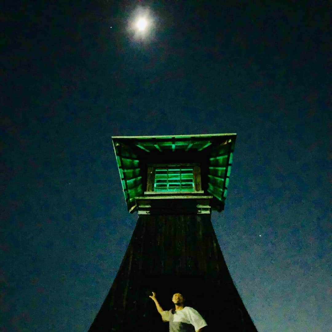 代走みつくにさんのインスタグラム写真 - (代走みつくにInstagram)「先日、団長の地元、西宮をドライブ。西宮浜、今津灯台へ。こんなにいいトコだったとは。うーん、神秘的！！ 5/28(火)は、夜7時開演なんば紅鶴にて。『タンブリン大サーカスのネタとトークのライブ』http://benitsuru.net/archives/date/2019/05/28?ec3_listing=events  #西宮 #西宮浜 #今津灯台 #灯台マニア #団長安田 #代走みつくに #華井二等兵 #タンブリン大サーカス」5月15日 20時44分 - daisomitsukuni