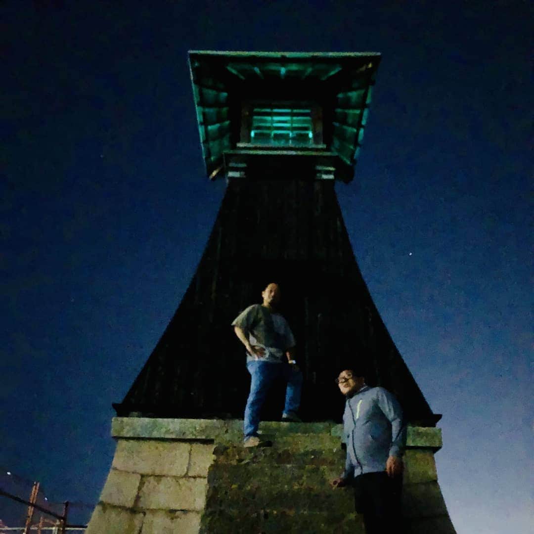 代走みつくにさんのインスタグラム写真 - (代走みつくにInstagram)「先日、団長の地元、西宮をドライブ。西宮浜、今津灯台へ。こんなにいいトコだったとは。うーん、神秘的！！ 5/28(火)は、夜7時開演なんば紅鶴にて。『タンブリン大サーカスのネタとトークのライブ』http://benitsuru.net/archives/date/2019/05/28?ec3_listing=events  #西宮 #西宮浜 #今津灯台 #灯台マニア #団長安田 #代走みつくに #華井二等兵 #タンブリン大サーカス」5月15日 20時44分 - daisomitsukuni
