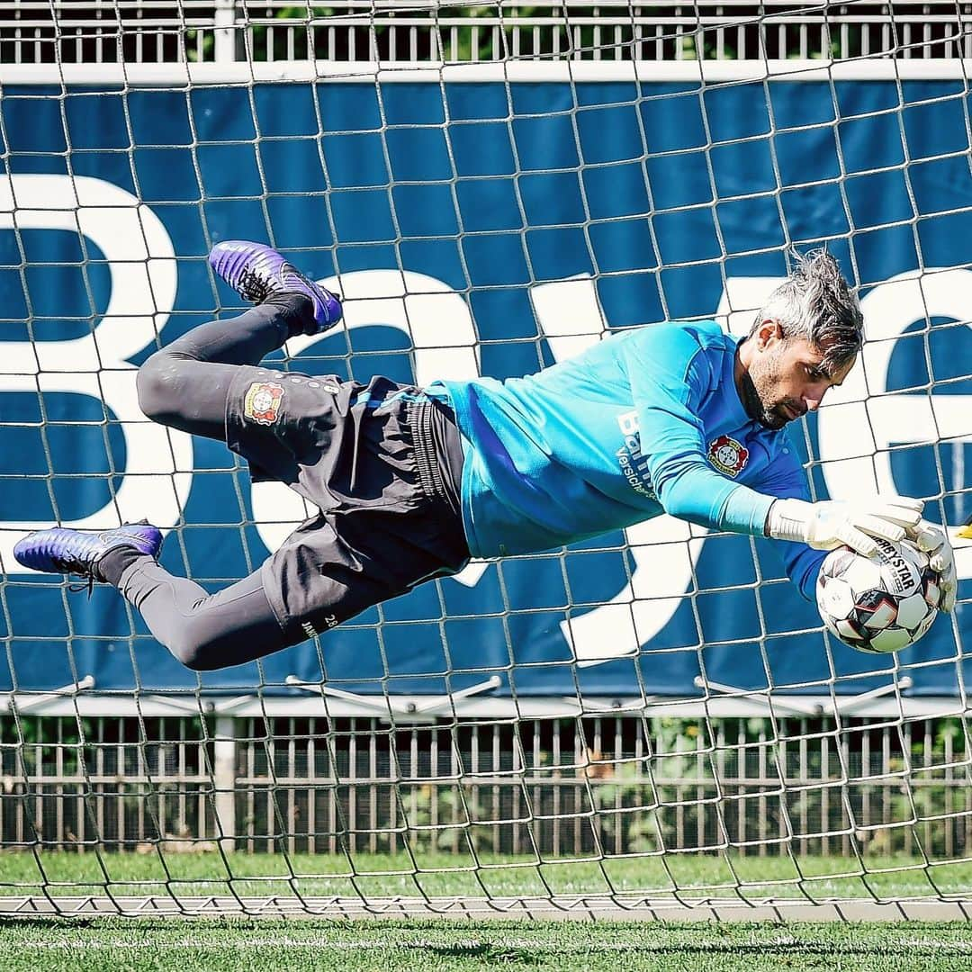 バイエル・レバークーゼンさんのインスタグラム写真 - (バイエル・レバークーゼンInstagram)「Great hands! 🙌 Fantastic work from our goalies @rambooezcan @lhradecky @thorstenkirschbaum1 @marcel_lotka1  #StärkeBayer #Werkself」5月15日 20時45分 - bayer04fussball