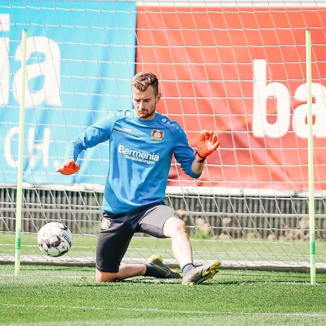 バイエル・レバークーゼンさんのインスタグラム写真 - (バイエル・レバークーゼンInstagram)「Great hands! 🙌 Fantastic work from our goalies @rambooezcan @lhradecky @thorstenkirschbaum1 @marcel_lotka1  #StärkeBayer #Werkself」5月15日 20時45分 - bayer04fussball