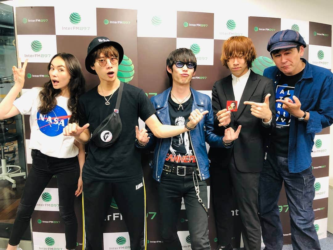 Ready Steady George!!さんのインスタグラム写真 - (Ready Steady George!!Instagram)「5/13（月）のRSGは！本日、ニューアルバム『THE WORLD』をリリースした、go! go! vanillasから 牧達弥さん、柳沢進太郎さん、ジェットセイヤさんをお迎えしました！ 3人が教えてくれた、最近聴いてる、BLACK MIDI、STILL WOOZY、AMYL AND THE SNIFFERSの曲はどれもかっこよかった！！ #gogovanillas #バニラズ #THEWORLD #ジョージとシャウラ #interfm897 #天王洲 #NASATシャツ #シャウラステッカー」5月15日 20時52分 - rsg897