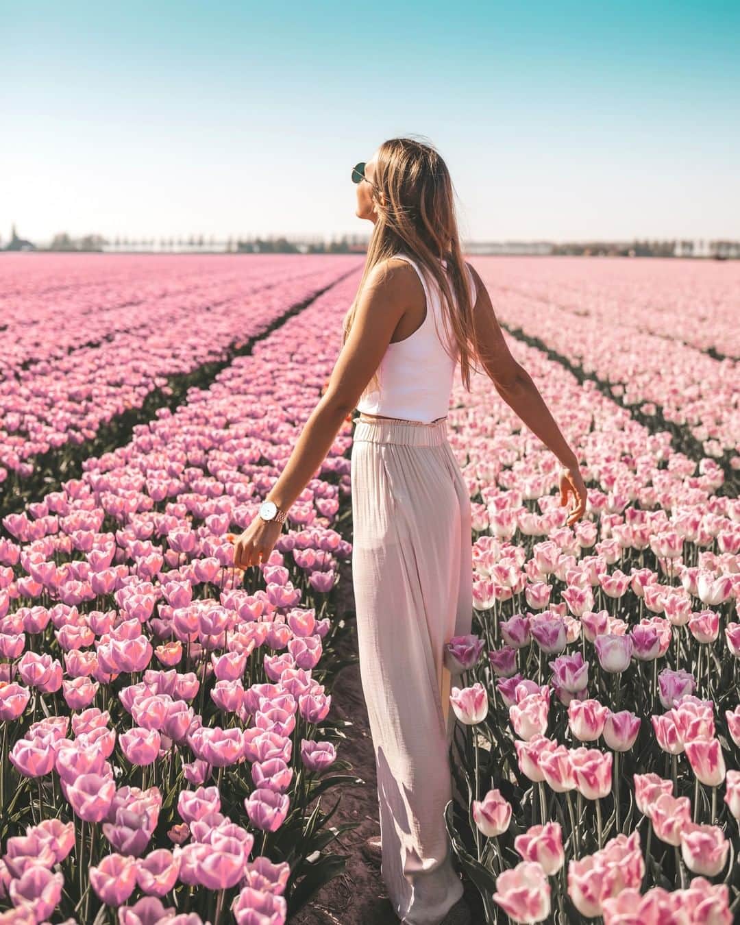Kapten & Sonさんのインスタグラム写真 - (Kapten & SonInstagram)「'Happiness is waking up to a sunny day during spring.' 🌷 What are your favorite color of tulips?@theresaschmidt found the perfect tulip field! #bekapten #kaptenandson⠀ .⠀ .⠀ .⠀ #tulips #flower #ootd #ootdfash #fashiongoals #instadaily #instagood #fashiongram #instafashion #lookoftheday」5月15日 21時00分 - kaptenandson