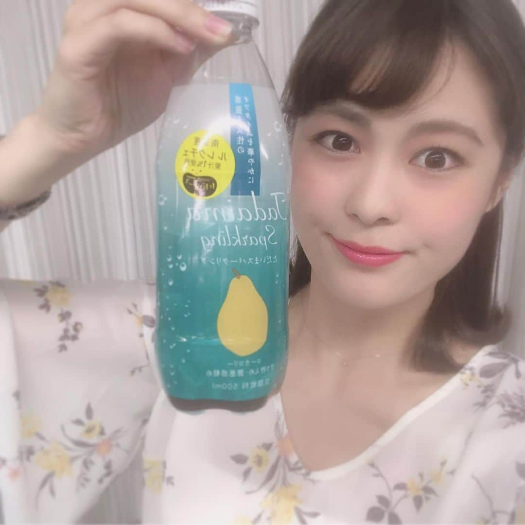 関根苑子さんのインスタグラム写真 - (関根苑子Instagram)「. 頑張るあなたを応援する ただいまスパークリング💫 .  ペットボトルを開けた瞬間、 本物のルレクチェの香りに 包まれました…！♡ ‘イタリアンブルー’のボトルデザインも癒されます🐚 . これで、明日からの週後半も ばっちりです(*´ω｀*) .  #三条市#ただいまーと#ルレクチェ#ご当地ドリンク#ゆうなび #関根苑子 #きょうの取材 #関根の取材めも」5月15日 20時57分 - sonoko_sekine_bsn