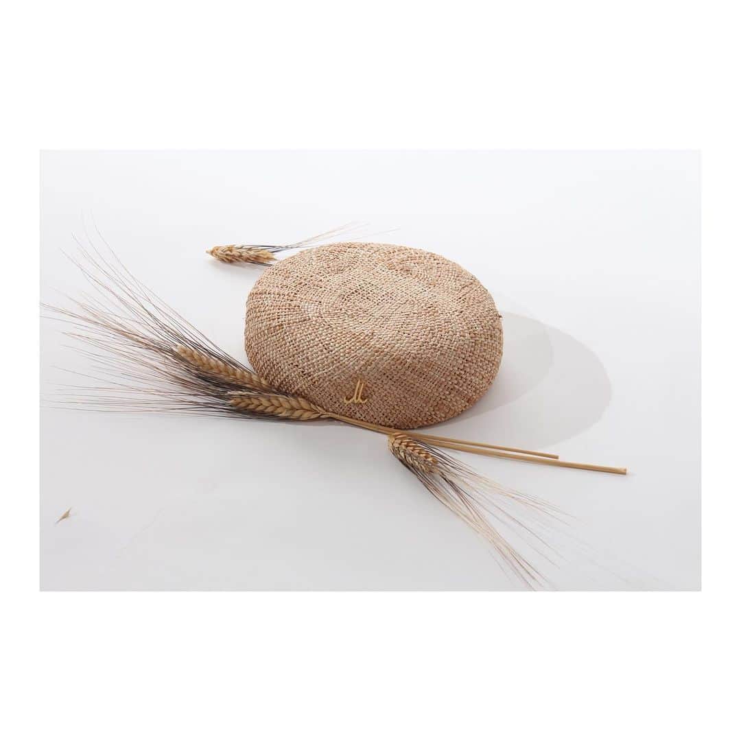 のインスタグラム：「Mühlbauer | #ss19collection ▫️ PIA. Pia is a #pillboxhat made of bao #straw and perfect for elegant summer events. It’s decorated with two #earsofcorn .  #fascinator #weddinghats #vienna #hatmaker」