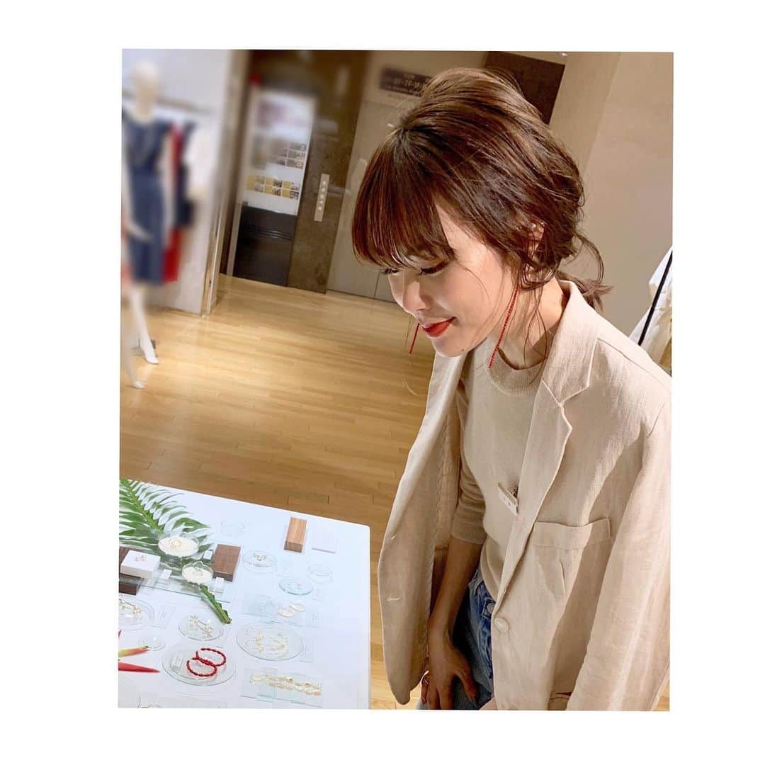 小林有里さんのインスタグラム写真 - (小林有里Instagram)「♡ 真っ赤っかなリップに 一本三つ編みしてみた💋✨ . . 自分で鏡見る度たまげたけど ハマりそう❤️ . . 赤珊瑚と赤リップ🙆‍♀️❤️ . 明日も店頭で 唇赤くして待ってます🥰💋 . . #赤リップ#三つ編み #outfit#coordinate#fashionlover #レトロコーデ」5月15日 21時18分 - lilyshandmade