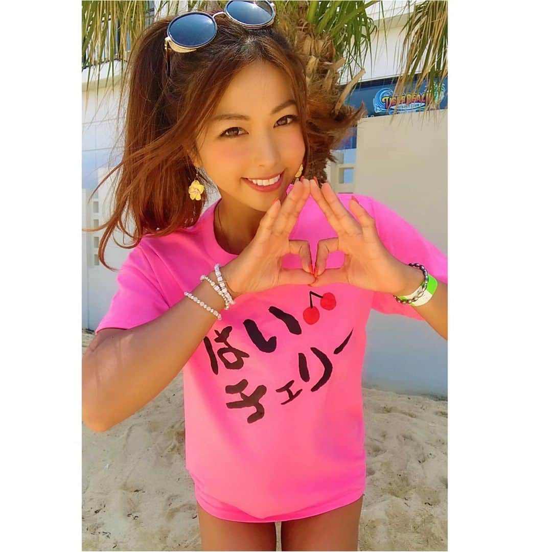 あおい夏海さんのインスタグラム写真 - (あおい夏海Instagram)「こんばんは！！！ せーの！ はいチェリー❤️ . ついに今日、フォロワー10万人突破しました🥺❤️❤️ めっちゃめっちゃ嬉しいです！！ フォローしてくださっている10万人の皆さん、本当にありがとうございます✨✨ そしていつもインスタ見てくださってる皆さん、あおい夏海を応援してくださっている皆さん、本当にありがとうございます！！ 今日からお菓子禁止ちょっと休憩✨ 2週間頑張った！ おかげで身体がキレキレ💕 . 今日念願のチョコパフェ食べた🥺❤️ 超幸せ💕💕 .  #夏 #海 #あおい夏海 #ビーチ #腹筋 #腹筋女子 #筋トレ女子 #トレーニング女子 #フィットネス #美ボディ #美尻 #腹斜筋 #bandel #太もも痩せ #二の腕痩せ #お腹痩せ #女子力アップ #アラサー女子 #晴れ女 #ゴルフ女子 #日焼け #小麦肌 #筋トレ #ビジョビ @b_b_j.j  #スポーツ女子 #サッカー女子 #ありがとう #はいチェリー  #tシャツ」5月15日 21時09分 - natsumi.aoi