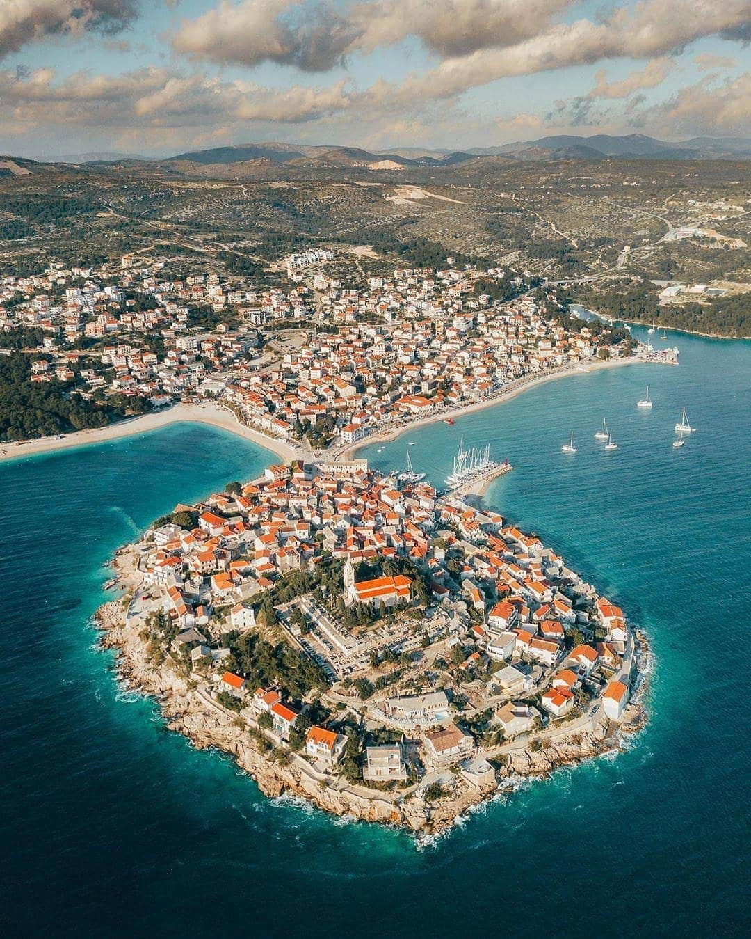 BEAUTIFUL DESTINATIONSさんのインスタグラム写真 - (BEAUTIFUL DESTINATIONSInstagram)「@wonguy974 sending us a beautiful postcard from Croatia 🇭🇷. Have you ever seen this view of the country before? (📷: @wonguy974 📍: Croatia)」5月15日 21時01分 - beautifuldestinations