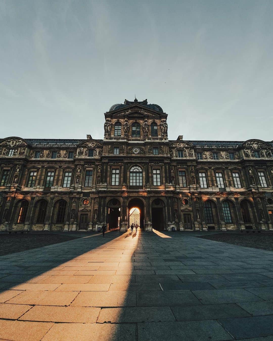 Putri Anindyaのインスタグラム：「Lumière // chasing light with @davideor94 on the second day since I landed in Paris was very fun. I visited some of my favorite spot to chase evening light in Paris. After we went to Arc de Triomphe and joined @capra311 Who took the picture of Paris Henge. It’s good to be back here with beautiful sunny day. . . Taken #withgalaxy @samsung_id #galaxys10 wide angle」