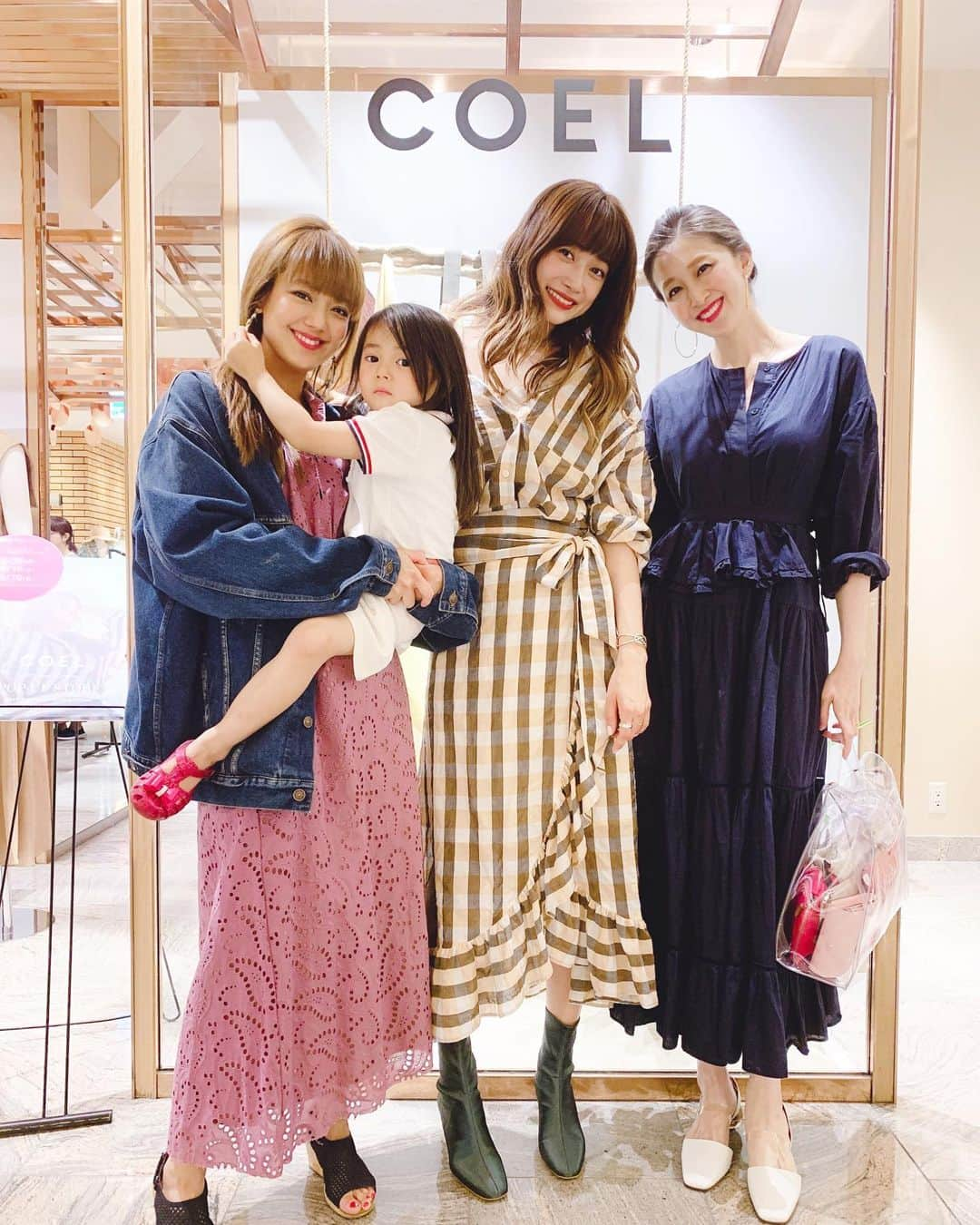 渡香奈さんのインスタグラム写真 - (渡香奈Instagram)「久しぶりに可愛いカトピと@coel_y の伊勢丹POP-UP STOREに行って来ました🌺夏のCOELも可愛すぎてセーラーカラーの素敵なワンピースとヨンちゃんが作った香水をGetしました✌🏻コエル色に染まれる幸せ…🙈✨ポップアップは21日までで、ヨンちゃんはこの土日もお店にいるそうですー❤️よく会ってるのに可愛すぎて卒倒しそうになる😭 #coel #コエル #ヨンア #summerfashion #水着 #香水 #新作 #lovely #friends #ママファッション」5月15日 21時06分 - kanarina1261