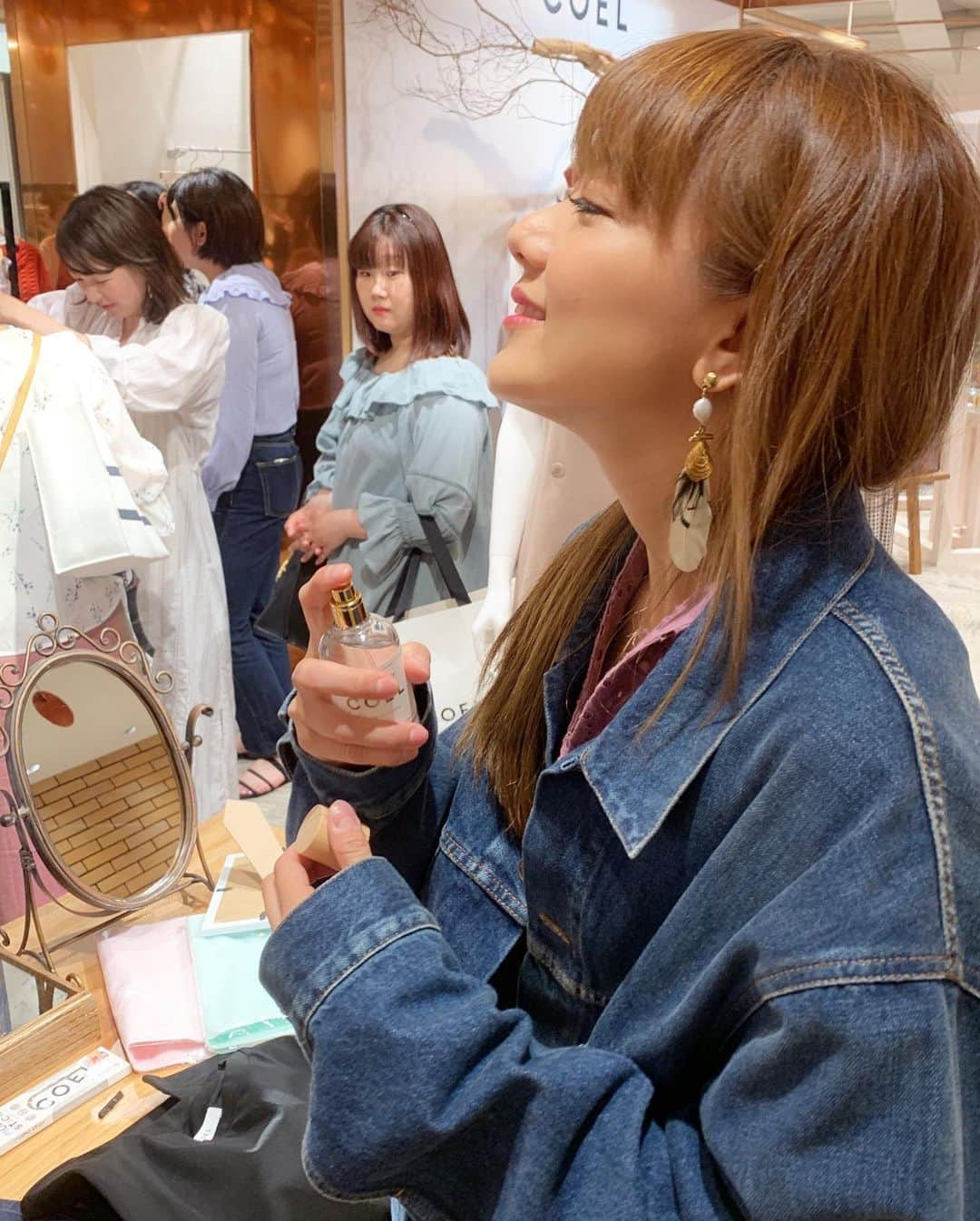 渡香奈さんのインスタグラム写真 - (渡香奈Instagram)「久しぶりに可愛いカトピと@coel_y の伊勢丹POP-UP STOREに行って来ました🌺夏のCOELも可愛すぎてセーラーカラーの素敵なワンピースとヨンちゃんが作った香水をGetしました✌🏻コエル色に染まれる幸せ…🙈✨ポップアップは21日までで、ヨンちゃんはこの土日もお店にいるそうですー❤️よく会ってるのに可愛すぎて卒倒しそうになる😭 #coel #コエル #ヨンア #summerfashion #水着 #香水 #新作 #lovely #friends #ママファッション」5月15日 21時06分 - kanarina1261