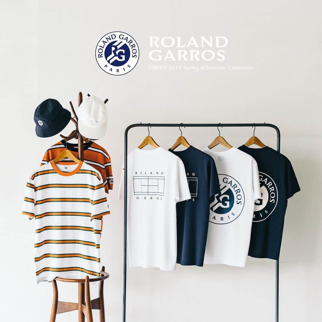 のインスタグラム：「🎾ROLAND GARROS Collection🎾﻿ ﻿ 5/16（水）よりEDIFICE各店にて、5/26より開催されるテニスの4大大会のひとつ『全仏オープン』の会場である【ROLAND GARROS / ローランギャロス】の限定コレクションを展開いたします。﻿ ﻿ 別注で制作したTシャツ4バリエーションとキャップ、バケットハットのコレクション。﻿ ﻿ 是非この機会にEDIFICE各店へお越しください。﻿ ﻿ ﻿ ﻿ T-sh : 【ROLAND GARROS】¥6,500+tax﻿ Cap & Hat : 【ROLAND GARROS】¥5,800+tax﻿ ﻿ ﻿ ﻿ ﻿ ﻿ ﻿ ﻿ @rolandgarros﻿ ﻿ #edifice #rolandgarros #grandslam #frenchopen #staderolandgarros #parisienne #parisfashion #collaboration #mensclothes #sportmix #mensfashion #menwithstyle #menwithclass #coupedesmousquetaires #dapper #dapperman #dapperstyle #claycourt #RG18 #tennis #エディフィス #ローランギャロス #全仏オープン #🎾」