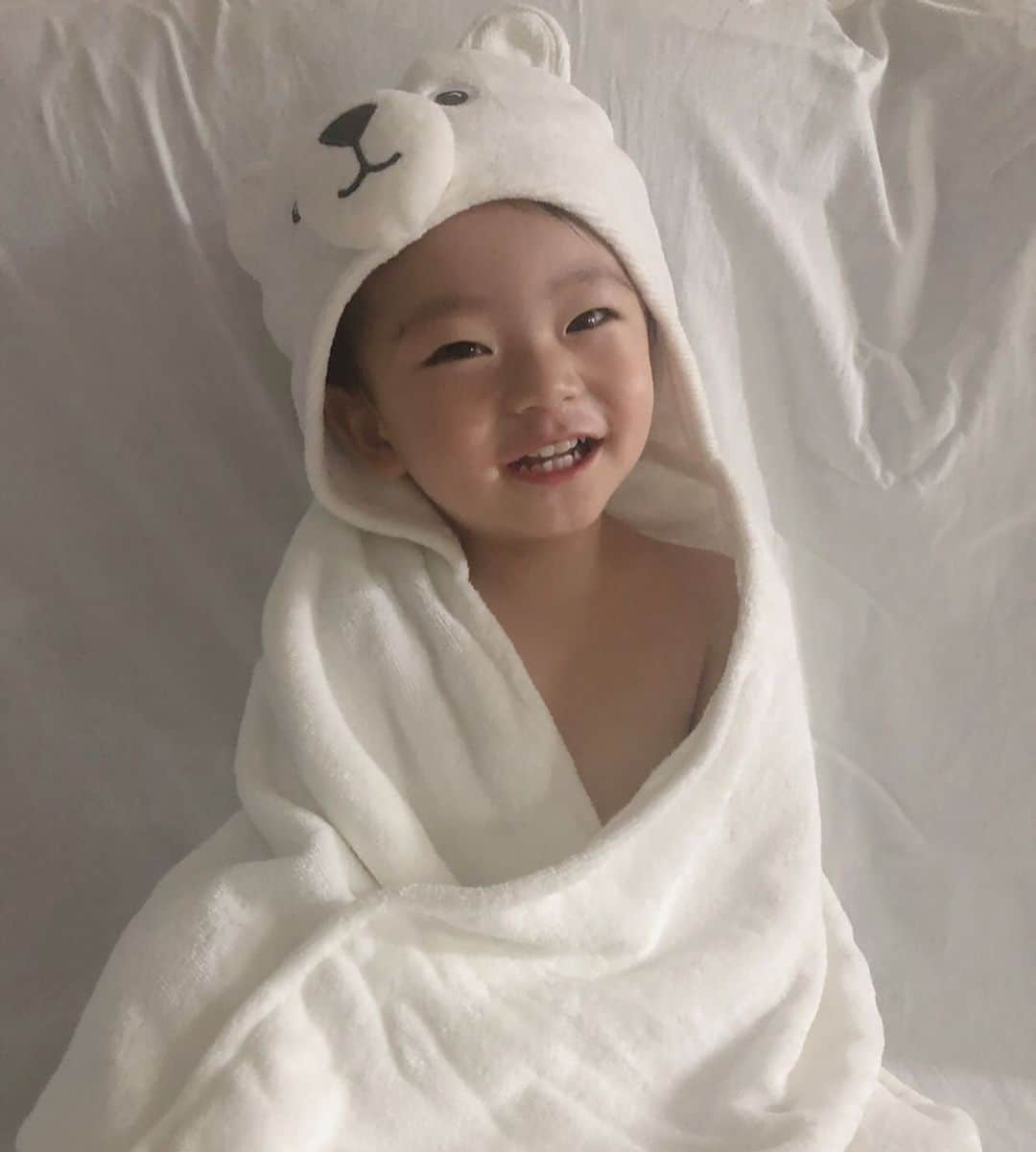 ウンチェさんのインスタグラム写真 - (ウンチェInstagram)「목욕을 즐기는 #뜽유 👶🏻 요새 호불호가 정확한 뜽유  목욕 후 귀여운 #바스랩 덮고  한참을 앉아있지요💙 . . . #둘째는사랑#럽스타그램#육아스타그램#AD #아들스타그램#20개월아기#인스타베이비 #포터리반키즈#러브포터리반키즈#목욕타임」5月15日 21時11分 - __leehye