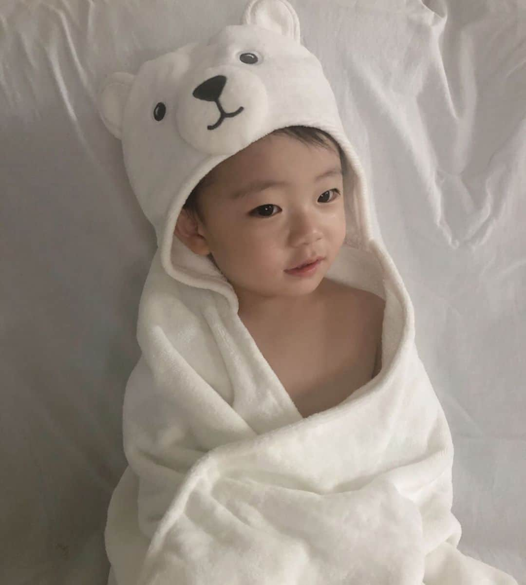 ウンチェさんのインスタグラム写真 - (ウンチェInstagram)「목욕을 즐기는 #뜽유 👶🏻 요새 호불호가 정확한 뜽유  목욕 후 귀여운 #바스랩 덮고  한참을 앉아있지요💙 . . . #둘째는사랑#럽스타그램#육아스타그램#AD #아들스타그램#20개월아기#인스타베이비 #포터리반키즈#러브포터리반키즈#목욕타임」5月15日 21時11分 - __leehye