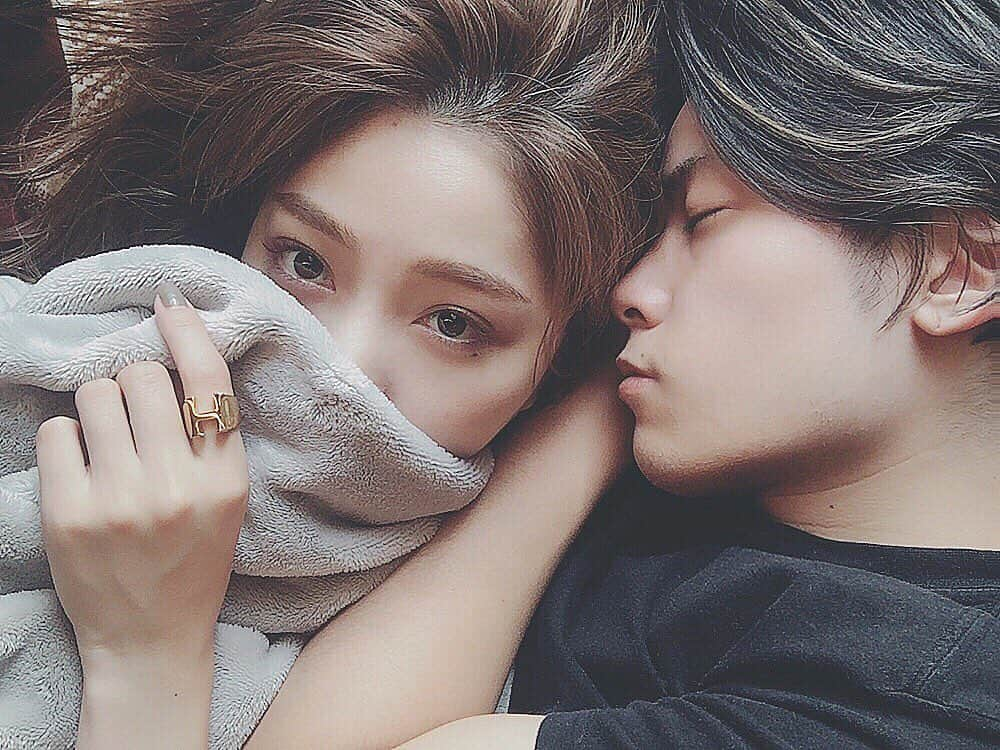 松尾 瞳さんのインスタグラム写真 - (松尾 瞳Instagram)「Twitterのトップ画💑 . モデル感まったく無しの好き勝手呟いてるTwitter、、 そんなTwitterまでフォローしてくれてる方、 ありがとう😂🧡(インスタTOPから飛べます)(一応) . もちろんいつもインスタ見てくれてる方も夫婦揃って見てますって言ってくれる方も全員ありがとうだいすき . #夫婦 #ゆーきひとみ #カップルフォト #couplephoto #カップル #イニシャルリング #リング #クロエ」5月15日 21時14分 - hitomimatsuo.09