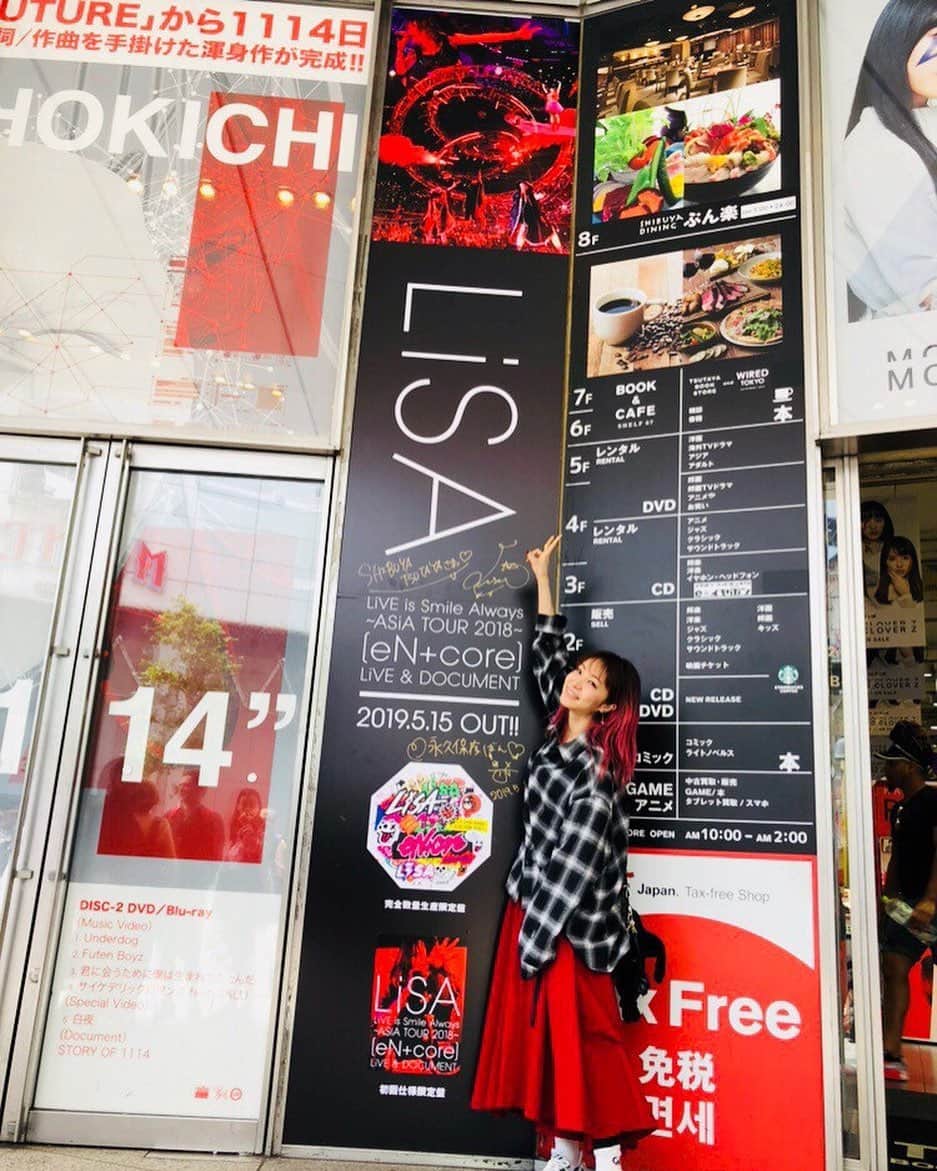 LiSAさんのインスタグラム写真 - (LiSAInstagram)「今日は、渋谷、新宿、秋葉原のお店さんにお邪魔しました。 皆と重ねた日々をたくさん詰め込んで、愛を込めて作った熱々ピザを、それぞれのお店さんから愛をトッピング展開していただいています。 足跡辿ってねっ🐾 #りさらいぶとどきゅめんと」5月15日 21時16分 - xlisa_olivex