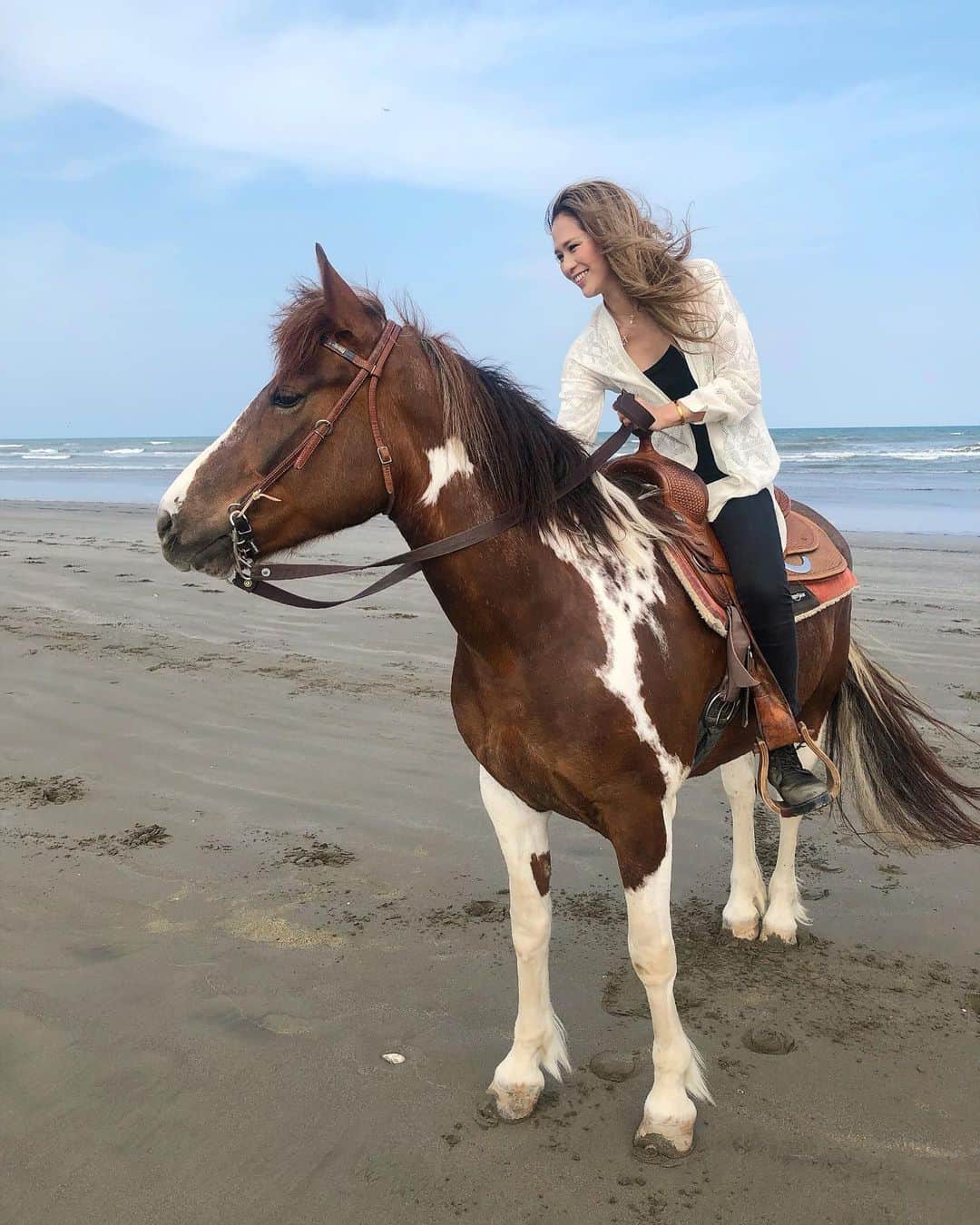 彩希エリナさんのインスタグラム写真 - (彩希エリナInstagram)「her name is Shiny✨シャイニーちゃん❤️女の子なのに周りの誰よりも爆走系でちょっと親近感を覚えてしまったような…🐴www #horse #horseride #horseriding #horseridingclub #horseworld #japan #ocean #sea #seaside #beach #chiba #shiny #shesocute #animal #馬 #乗馬 #乗馬クラブ #乗馬女子 #海辺 #浜辺 #気持ち良すぎ #最高のロケーション #ウエスタンスタイル #ウエスタン乗馬 #普段は #ブリティッシュスタイル #ストップすると #イラっとしてみせる #爆走系女子 #🐴」5月15日 21時16分 - erina_saiki