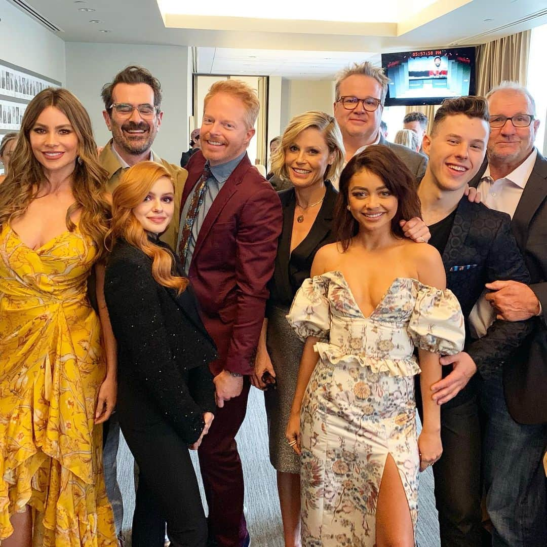 サラ・ハイランドさんのインスタグラム写真 - (サラ・ハイランドInstagram)「10 years Down. 1 more to go. @abcmodernfam #abcupfronts」5月15日 21時19分 - sarahhyland