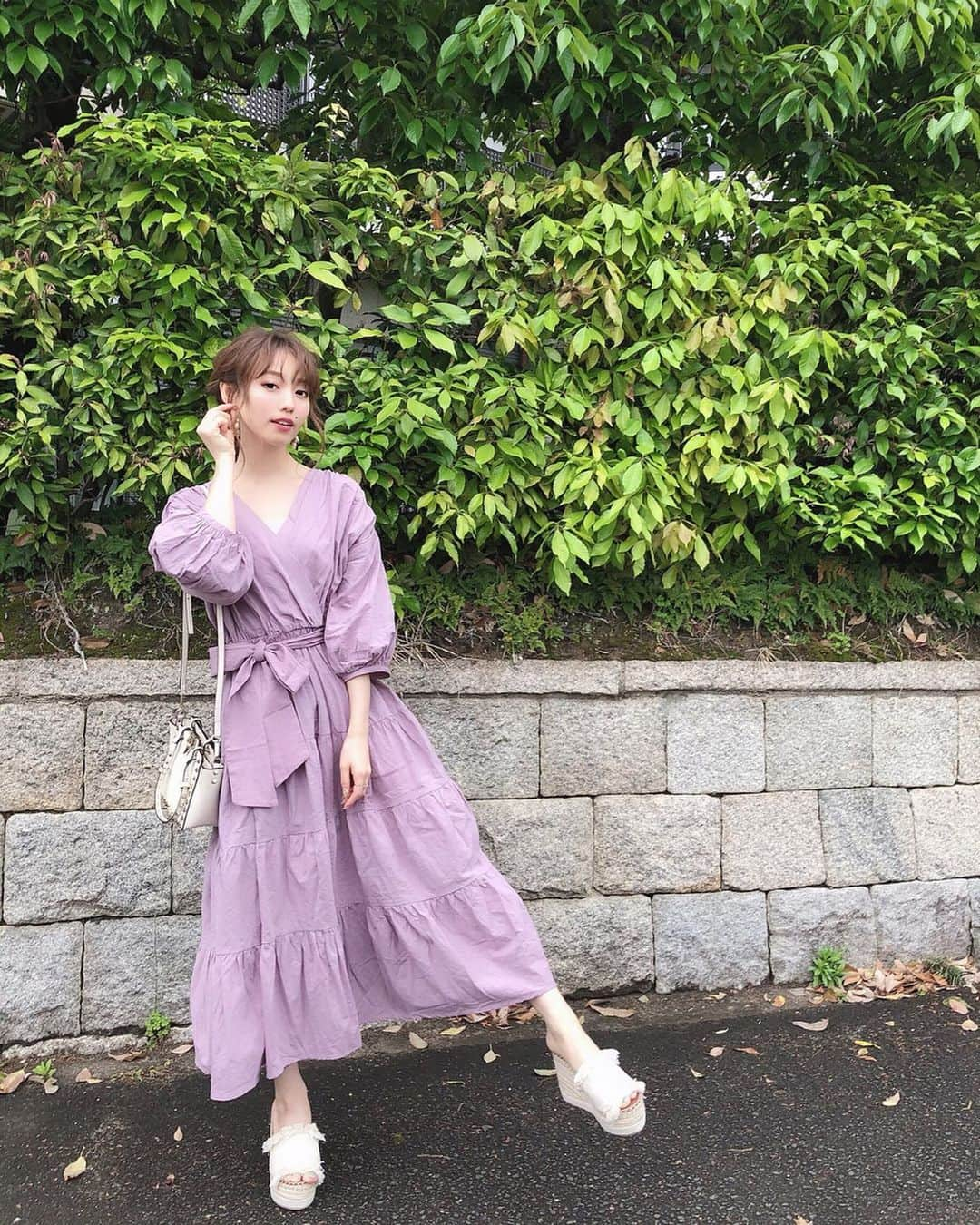 白岩まちこさんのインスタグラム写真 - (白岩まちこInstagram)「≫≫≫ ⁑ 🧚🏻‍♀️✨🧚🏻‍♀️✨ ㅤㅤㅤㅤㅤㅤㅤㅤㅤㅤㅤㅤㅤ  みんな、ストーリーズのアンケート答えてくれて ありがとうっっ🥺💓 ㅤㅤㅤㅤㅤㅤㅤㅤㅤㅤㅤㅤㅤ ㅤㅤㅤㅤㅤㅤㅤㅤㅤㅤㅤㅤㅤ ㅤㅤㅤㅤㅤㅤㅤㅤㅤㅤㅤㅤㅤ Aの写真を投稿しようとしてたんやけど、 Bって意見が多くてビックリやわ😳‼️ ㅤㅤㅤㅤㅤㅤㅤㅤㅤㅤㅤㅤㅤ ㅤㅤㅤㅤㅤㅤㅤㅤㅤㅤㅤㅤㅤ ㅤㅤㅤㅤㅤㅤㅤㅤㅤㅤㅤㅤㅤ  昨日のお昼に投稿したお洋服の全身が見たいと リクエストいただいたから、早速投稿😉🤞🏻✨ㅤㅤㅤㅤㅤㅤㅤㅤㅤㅤㅤㅤㅤ ㅤㅤㅤㅤㅤㅤㅤㅤㅤㅤㅤㅤㅤ  ㅤㅤㅤㅤㅤㅤㅤㅤㅤㅤㅤㅤㅤ ㅤㅤㅤㅤㅤㅤㅤㅤㅤㅤㅤㅤㅤ これ、@basement_online のワンピース👗👠 ㅤㅤㅤㅤㅤㅤㅤㅤㅤㅤㅤㅤㅤ ㅤㅤㅤㅤㅤㅤㅤㅤㅤㅤㅤㅤㅤ ㅤㅤㅤㅤㅤㅤㅤㅤㅤㅤㅤㅤㅤ 全部で6色あるんやけど、 このカラーのこのワンピースが欲しくて 1ヶ月以上 入荷待ちしてたの🥺💓 ㅤㅤㅤㅤㅤㅤㅤㅤㅤㅤㅤㅤㅤ ㅤㅤㅤㅤㅤㅤㅤㅤㅤㅤㅤㅤㅤ  この落ち着いたプラムカラーが、 女子力あげるって聞いたで。←誰から ㅤㅤㅤㅤㅤㅤㅤㅤㅤㅤㅤㅤㅤ ㅤㅤㅤㅤㅤㅤㅤㅤㅤㅤㅤㅤㅤ ㅤㅤㅤㅤㅤㅤㅤㅤㅤㅤㅤㅤㅤ  お気に入りでサロフェスの時にも来て行ったんだ(*•̀ᴗ•́*)و ̑̑ ㅤㅤㅤㅤㅤㅤㅤㅤㅤㅤㅤㅤㅤ ㅤㅤㅤㅤㅤㅤㅤㅤㅤㅤㅤㅤㅤ ㅤㅤㅤㅤㅤㅤㅤㅤㅤㅤㅤㅤㅤ 綿100%でサラッとした素材やし、 なにより¥2,800ってプチプラすぎて😭👛⚡️ ㅤㅤㅤㅤㅤㅤㅤㅤㅤㅤㅤㅤㅤㅤㅤㅤㅤㅤㅤㅤㅤㅤㅤㅤㅤㅤ ㅤㅤㅤㅤㅤㅤㅤㅤㅤㅤㅤㅤㅤ アップ目の写真は2つ前の投稿を参考にしてね👀✨ ㅤㅤㅤㅤㅤㅤㅤㅤㅤㅤㅤㅤㅤ ㅤㅤㅤㅤㅤㅤㅤㅤㅤㅤㅤㅤㅤ ㅤㅤㅤㅤㅤㅤㅤㅤㅤㅤㅤㅤㅤ ストーリーにチラッと載せたら たくさん質問来てたから、一応ストーリーから 商品の詳細に飛べるようにしとくけど basementの回し者ではございません。笑笑  ㅤㅤㅤㅤㅤㅤㅤㅤㅤㅤㅤㅤㅤ ㅤㅤㅤㅤㅤㅤㅤㅤㅤㅤㅤㅤㅤ  ちなみに、 BASEMENT onlineが明日5月16日にZOZOTOWNに 出店するらしい🤭！ ㅤㅤㅤㅤㅤㅤㅤㅤㅤㅤㅤㅤㅤ 5/26(日)までOPEN記念セールやるらしいよ🥺！ ㅤㅤㅤ ㅤㅤㅤㅤㅤㅤㅤㅤㅤㅤㅤㅤㅤ ㅤㅤㅤㅤㅤㅤㅤㅤㅤㅤㅤㅤㅤㅤㅤㅤㅤㅤㅤㅤㅤㅤㅤ 💻 →https://zozo.jp/shop/basementonline/ㅤㅤㅤㅤㅤㅤㅤ ㅤㅤㅤㅤㅤㅤㅤㅤㅤㅤㅤㅤㅤ ㅤㅤㅤㅤㅤㅤㅤㅤㅤㅤㅤㅤㅤ  お揃いにする子いるかなぁ😘👗！？ ㅤㅤㅤㅤㅤㅤㅤㅤㅤㅤㅤㅤㅤ ㅤㅤㅤㅤㅤㅤ  ㅤㅤㅤㅤㅤㅤㅤㅤㅤㅤㅤㅤㅤ ㅤㅤㅤㅤㅤㅤㅤㅤㅤㅤㅤㅤㅤ ㅤㅤㅤㅤㅤㅤㅤㅤㅤㅤㅤㅤㅤ ㅤㅤㅤㅤㅤㅤㅤㅤㅤㅤㅤㅤㅤ  #白岩まちこ#ポニーテール#セルフアレンジ #大阪#低身長コーデ#低身長#basementonline #詐欺テク#プラムカラー#ワンピース #ファッションコーデ#春コーデ#春コーディネート#ワンピース大好き#大人女子 #ameri#サンダル#サンダルコーデ#アメリ#アメリヴィンテージ#japan#japanesegirl#くすみピンク#ワンピースコーデ#大人可愛い#簡単ヘアアレンジ#コーディネート記録#ワンピース👗」5月15日 21時19分 - machichas