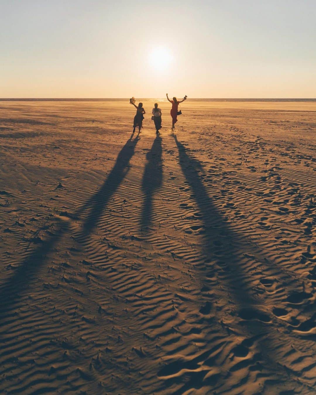 GENTAさんのインスタグラム写真 - (GENTAInstagram)「💧🏃‍♀️🏃‍♀️🏃‍♀️ 砂漠で水を見つけて歓喜して走り出す人達 ㅤ ではなく ボルネオ島のコタキナバルで滞在したShangri-La's Rasa Ria Resort @shangrilarasaria のビーチです。 広大なビーチで思わず走り出したくなるほどに美しい夕暮れでした🌅 ㅤ #マレーシア #ボルネオ島 #サバ州 #コタキナバル #sabahtourismjpn #sabahtourism #sponsored」5月15日 21時19分 - gnta