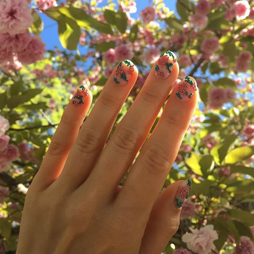 Harper's BAZAARさんのインスタグラム写真 - (Harper's BAZAARInstagram)「The only spring manicure inspiration we need.  #regram @jessicawashick」5月15日 21時35分 - harpersbazaarus