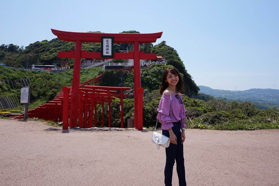 青木茉耶さんのインスタグラム写真 - (青木茉耶Instagram)「#元乃隅稲成神社 ⛩ . . 日本一お賽銭を入れづらいと有名な場所⛩ チャレンジしてみたら、まさかの一発で入った😍 嬉しすぎて、お願い事忘れちゃった、、、🤭🤭 お願い事は常に心の中で思ってるから 伝わってるよね、、、？www . . . #maya旅 #山口 #山口県 #観光 #弾丸旅 #令和初旅 #快晴 #元乃隅神社 #絶景 #鳥居  #japan #yamaguchi」5月15日 21時28分 - ma_ya_126