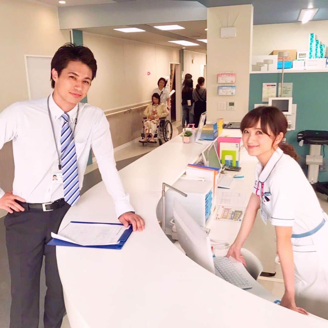 小松彩夏さんのインスタグラム写真 - (小松彩夏Instagram)「﻿ 本日22:00〜放送のドラマ『白衣の戦士』では﻿ ﻿ なんと！！﻿ ﻿ なんと！！！！！﻿ ﻿ 私が演じる雪乃の彼が登場します！！(笑)﻿ ﻿ 演じてくださったのは佐伯大地さん。﻿ 現場の明るさ、賑やかさに終始ビックリしていました(笑)﻿ ﻿ この2人の間に何が起こるのか...？！﻿ ﻿ 主任の恋の行方は...？！﻿ ﻿ これは見逃せないですね♡笑﻿ お楽しみに♪﻿ ﻿ ﻿ #白衣の戦士 #中条あやみ #水川あさみ #小瀧望 #安田顕 #沢村一樹 #山﨑萌香 #日テレ #ナースドラマ #毎週 #水曜よる10時 ﻿#みてね﻿﻿﻿ ﻿」5月15日 21時30分 - official_ayaka_502