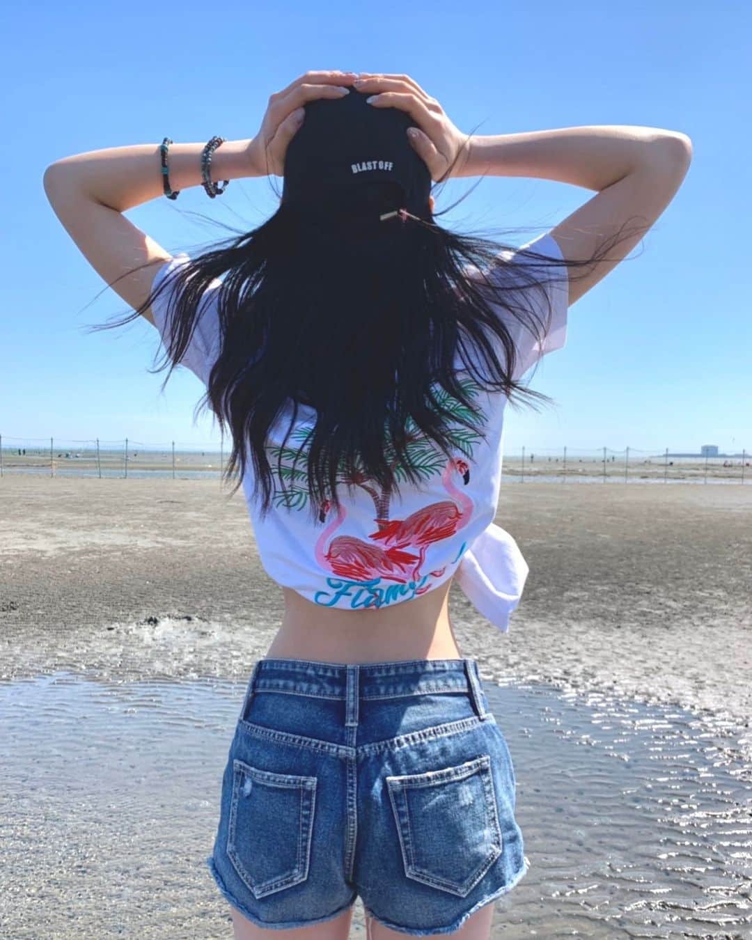 吉川七瀬さんのインスタグラム写真 - (吉川七瀬Instagram)「似てるけどもう1個🙃笑 このTシャツは一目惚れして買いました🏝 超かわいい！フラミンゴの刺繍が入ってます🥺❤️ . #海コーデ #フラミンゴ #Tシャツコーデ #ジーンズコーデ」5月15日 21時30分 - yoshikawa_nanase