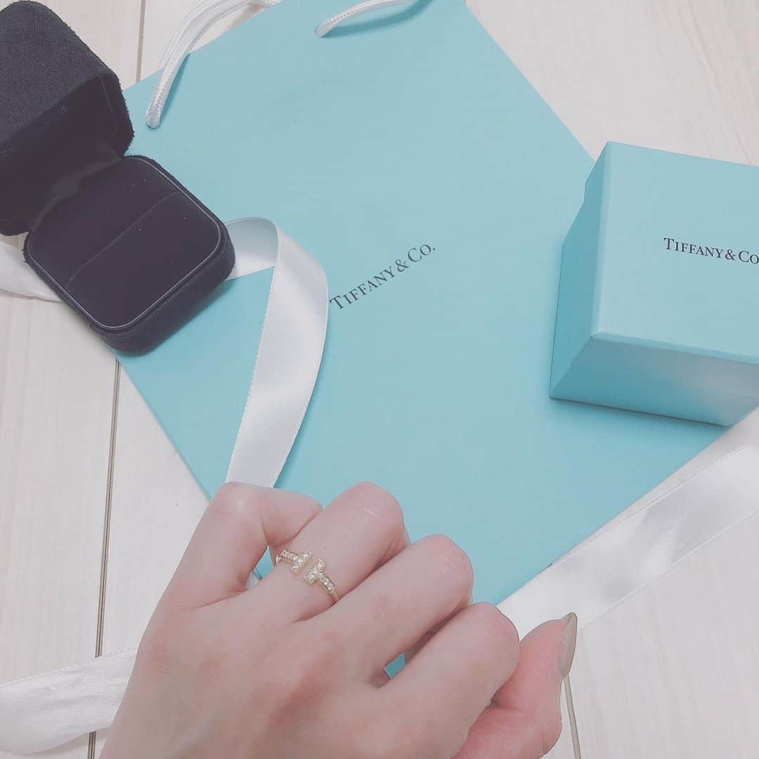 川戸沙羅のインスタグラム：「#weddingring 💍✨ 嬉しくて貰った翌日は箱ごとカバンに入れて大切に持ち歩いた🤣笑  5月も後半☂️ あっとゆう間に毎日が過ぎていく〜👋 これから先の事、なりたい自分の姿をゆっくりイメージする時間が欲しいなっっ💆🏼‍♀️ 直感を大切にして進んで来たけど、じっくり考えてみたい⤴︎⤴︎⤴︎✨ って考えていたら、、、(考えたいな！って考えるw) 今日Chiharuからその話題を持ちかけて来て、素晴らしき以心伝心😂笑  勿論まだまだがむしゃらにする&したい💪🏽✨ 毎日、クライアントの皆様と1対1で1時間トレーニングをしながらする会話に刺激と感謝がいっぱい😉  そして、来年はLA旅行行きたーい🇺🇸✈️✨ やりたい事を1つずつ...🌟 #tt兄弟 #指輪 #workout #traningn #fitness #fitnessmodel #diet #wedding ・ ・ ・ #筋トレ女子 #ワークアウト #フィットネス #女性パーソナルトレーナー #パーソナルトレーニング #美脚 #美尻 #ダイエット #減量」