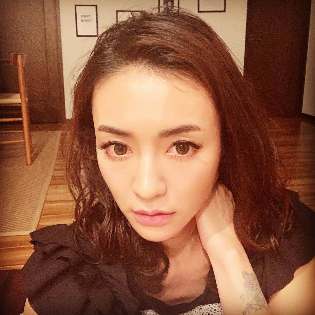 内藤陽子のインスタグラム：「仕事先、保育園ママ、会う方にどこのマツエク？と聞かれ、皆様リピートしているみたいなので、ここでご紹介させてください👁 渋谷駅近くのM.O.D(モッズ)というサロンです。昨年まで他のサロンに通っていましたが、個人経営の為予約がなかなか取れず、たまたま仕事帰りに見つけたのが、このM.O.D！私は絶対リサさん指名！一回付けたら1ヶ月持ちます！私は2ヶ月のうち、リペア1回！ 最高に上手👏 リサさんの人柄も穏やかで素敵♡そしてとっても美人♡ 素晴らしいアイリストさんだと思う。 私もこんな風に女の子のHappy のお手伝いをしたい💍 #これは広告でも宣伝でもない #ただ #いいものはいい」