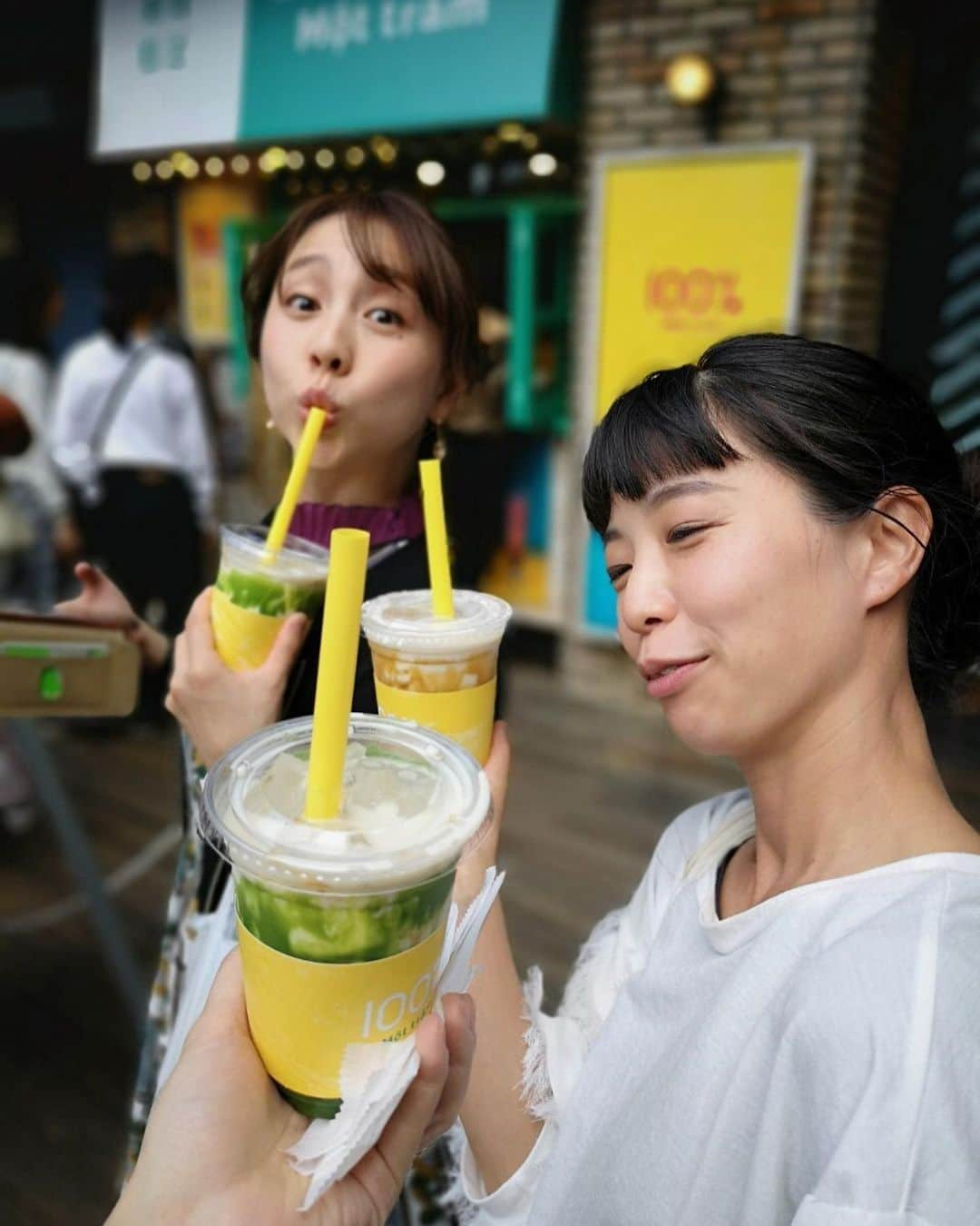 鈴木あきえさんのインスタグラム写真 - (鈴木あきえInstagram)「今日はロケに行ってきました☺︎ 途中空き時間があって、 スタッフさん達と ぷらっと立ち寄ってみた #タピオカ屋さん が 非っっ常に美味しかったよ😍  原宿で 期間限定で出してる #モッチャム さん🍹  これまで、 タピオカに対して 世の若者ほどときめいていなかったけども 今更ながら タピオカの実力を知ることとなりました。 ←遅。 こりゃ並ぶわけだ🤣 また行きたい今更だけど。笑 ✱ ✱ 衣装は ・ひまわり柄ワンピース →peu pre's ・プリーツハイネックトップス&スカート →YEAR  さんのです😊💛 髪の毛は 後ろで編み込みにしてもらってました☺︎ 今こういったリボンが 新たに出てるらすぃね✨✨ またオンエア詳細アップしまーす😊  今日もお疲れ様でした☺️✨ ✱ ✱  P.S. 本日、 TBS 買い運！おびマルシェ観てくださった方々ありがとうございました😊 告知ができずごめんなさい🙏🏻💦」5月15日 21時38分 - akiesuzuki0312