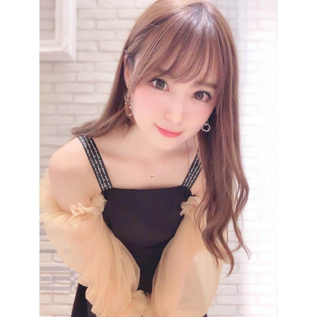 小越しほみさんのインスタグラム写真 - (小越しほみInstagram)「今日の服いっぱい褒められた嬉しい🥰 韓国ファッションやっぱりかわいいすき💕 @17kg_official のだよ👗 ・ インスタ見てたらまさかのみやびんも今日同じ服着てたぁ😂 ・ そしてこのスマホケース！ @waylly_jp を手に入れた😆 壁にくっつくから両手離しても写真撮れるの✨ ・ 普段はジョジョのつけたいからこの子は撮影用に持ち歩く📸笑 ・ #韓国ファッション #ootd #cordinate #17kg #instafashion #ウェイリーでセルフィー #waylly #ウェイリー #私は自ら気まぐれる #壁にくっつくiphoneケース」5月15日 21時38分 - shihomi1129