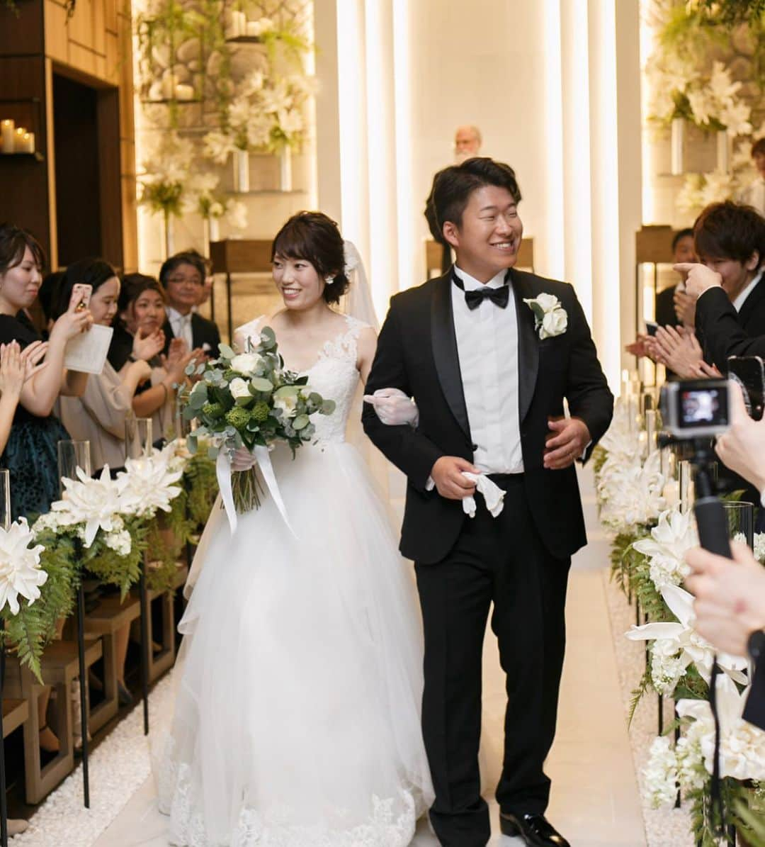 ベストブライダル公式さんのインスタグラム写真 - (ベストブライダル公式Instagram)「@bestbridal.jp 💒 ベストブライダルの花嫁さんは  #ベストブライダル花嫁 #BB花嫁 にお写真を投稿してください♩ . . エレガントな雰囲気がステキ✨先輩花嫁さんのおしゃれコーディネートをご紹介します💗🍃 . 上品さを兼ね備えた、緑豊かでナチュラルな会場にピッタリの花嫁さま👗💕 . 落ち着いたブルーのお色味に、飾りすぎないシンプルなデザインのドレスをクラシカルに着こなしていて、とっても素敵ですよね✨ . グリーンをメインに取り入れたナチュラルなブーケも、花嫁さまの上品なコーディネートを惹き立ててくれています。 . 是非花嫁コーディネートの参考にしてみてくださいね🎵 . . . ＼ウェディングフォト募集中❤️／ . 当アカウントでリグラムOKなベストブライダルの卒花嫁orプレ花嫁の皆様は、 #ベストブライダル花嫁 もしくは  #BB花嫁 のハッシュタグをつけて投稿をお願いします💕 . . ※BB花嫁に投稿があったお写真をリグラムする際は個別にご連絡は行っておりません🙇予めご了承ください＊* . . ＝＝＝＝＝＝＝＝＝＝＝＝ 💒ベストブライダルとは？ ＝＝＝＝＝＝＝＝＝＝＝＝ . ＊アートグレイス ＊セントグレース ＊アプローズスクエア ＊ストリングス ＊アフロディテ . など、全国（東京、横浜、浦安、千葉、仙台、名古屋、大阪、京都）でゲストハウスを運営し、多くのお客様の人生の節目となるウエディングを手がけています💕 . また、多くのお客様にお帰りいただけるレストラン、ホテルもご用意しています🍴 . . 💒【各会場のアカウントについて】 私たちの会場は @bestbridal.jp のフォロ一覧からご覧頂けます✨ . 💐【ブライダルフェアの予約について】 各会場のアカウントのプロフィールURL🔗にある会場HPからご予約いただけます✨ . . ＝＝＝＝＝＝＝＝＝＝＝＝ 💗たくさんの、LOVEを届けよう ＝＝＝＝＝＝＝＝＝＝＝＝ . #たくlove 私たちのブランドスローガンは「たくさんの、LOVEを届けよう」💕 . お客様との出会いは、一生における祝福の瞬間を祝う、始まりです。 . 私たちはお客様との出会いを大切に、おふたりの人生を祝福し続ける存在でありたいと考えています🕊 . ベストブライダルは、世の中で1番、たくさんのLOVEが届く瞬間をお祝いする企業を目指します♡ . . . #結婚式 #花嫁 #プレ花嫁 #卒花嫁 #結婚式準備 #ウェディング #ウエディング #ホテルウェディング #日本中のプレ花嫁さんと繋がりたい  #婚約指輪 #婚約 #プロポーズ #結婚式場 #結婚式レポ  #2019春婚 #2019秋婚 #2019夏婚 #2020春婚 #ブライダルフェア #プレ花嫁準備  #カラードレス #ウェディングドレス」5月15日 21時42分 - bestbridal.jp