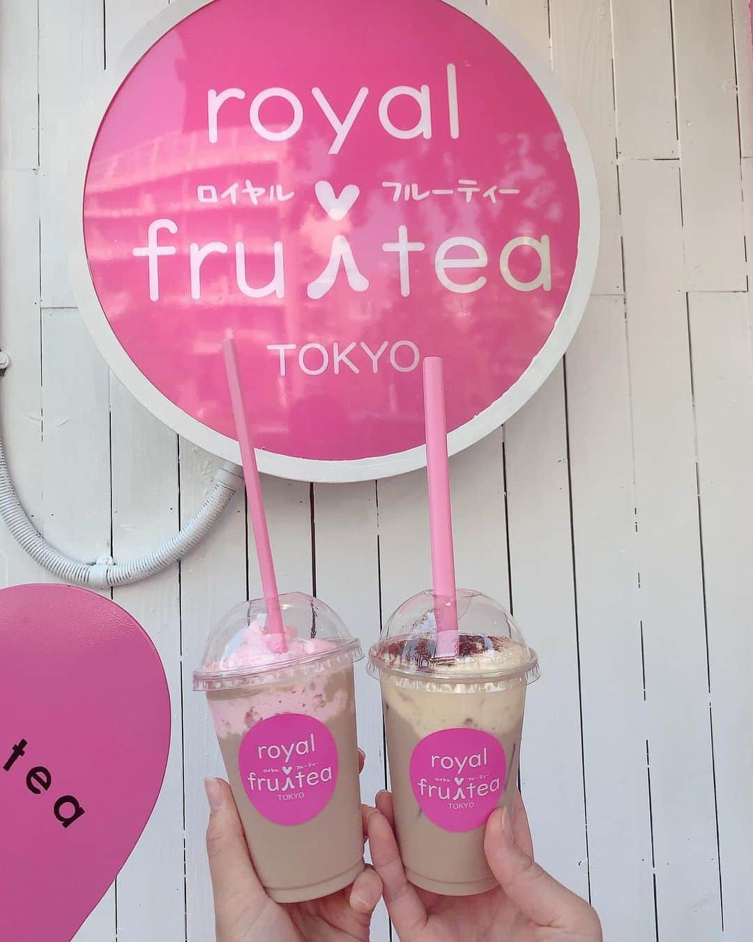 Miku Hirata 平田未来さんのインスタグラム写真 - (Miku Hirata 平田未来Instagram)「#royalfruitea (@royal_fruitea_tokyo )に行ってきました💓 ピンクとブルーの外観と、可愛い内装がつぼ😍 * #マスカルポーネチーズ の、#ティラミスロイヤルミルクティー と #岩塩クリームミルクティー にしました🥰 ピンとこないかもしれませんが、 飲み物なのにケーキを食べているような甘さとボリューム❣️ * 甘さは無糖と加糖が選べるし、 #タピオカトッピング にもできます😊💓 * #白山駅 から近くて、まわりには、#東洋大学 もあります❣️(お店とは少し離れますが)🏫 休日は割と静かな場所なので、長男がお昼寝している間に、次男とパパと👨束の間楽しめました☕️ * 5月も半分が終わりますが、 #夏休み と #お正月休み のことを考えながら過ごします🥰  また投稿しますね❣️ * #ロイヤルフルーティートウキョウ #白山カフェ #白山 #文京区カフェ #文京区グルメ #可愛いスポット #ピンクスポット #東京スイーツ #紅茶専門店 #世界の紅茶 #女子会スイーツ  #旅行に行きたくなる #海外旅行したい  #ピンクコーデ #chesty #チェスティ #チェスティコーデ #ママコーデ #2児のママ #スカートコーデ #いいね返し」5月15日 21時46分 - miku.hirata