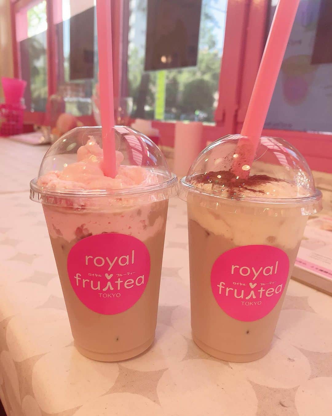 Miku Hirata 平田未来さんのインスタグラム写真 - (Miku Hirata 平田未来Instagram)「#royalfruitea (@royal_fruitea_tokyo )に行ってきました💓 ピンクとブルーの外観と、可愛い内装がつぼ😍 * #マスカルポーネチーズ の、#ティラミスロイヤルミルクティー と #岩塩クリームミルクティー にしました🥰 ピンとこないかもしれませんが、 飲み物なのにケーキを食べているような甘さとボリューム❣️ * 甘さは無糖と加糖が選べるし、 #タピオカトッピング にもできます😊💓 * #白山駅 から近くて、まわりには、#東洋大学 もあります❣️(お店とは少し離れますが)🏫 休日は割と静かな場所なので、長男がお昼寝している間に、次男とパパと👨束の間楽しめました☕️ * 5月も半分が終わりますが、 #夏休み と #お正月休み のことを考えながら過ごします🥰  また投稿しますね❣️ * #ロイヤルフルーティートウキョウ #白山カフェ #白山 #文京区カフェ #文京区グルメ #可愛いスポット #ピンクスポット #東京スイーツ #紅茶専門店 #世界の紅茶 #女子会スイーツ  #旅行に行きたくなる #海外旅行したい  #ピンクコーデ #chesty #チェスティ #チェスティコーデ #ママコーデ #2児のママ #スカートコーデ #いいね返し」5月15日 21時46分 - miku.hirata