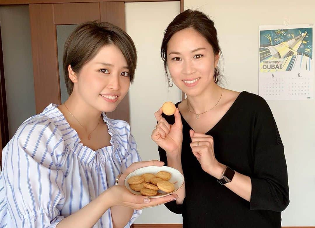 月央和沙さんのインスタグラム写真 - (月央和沙Instagram)「今日は お稽古お休みの かわええ子達が うちに遊びに来てくれました😭❤️ * *  そして 退団してまだホヤホヤの 碧宮るかちゃんも😆✨ * *  なのでつきおばちゃんは クッキー焼きました🍪 *  るかちゃんとは 在団中ゆっくりと話せる機会が少なかったけど、 とってもしっかりと 花組魂を持っていて、  いつも真っ直ぐに目を見て 気持ちの良い返事をしてくれる子‼️ という印象でした😊  今日は色々とゆっくり お話出来て 嬉しかったです😊✨ * 宝塚を卒業して、 また次の目標に向かって、 きらきらイキイキとしてました😆✨ * あぁ、 嬉しくて楽しくて 充実した1日だったなぁー🍀✨ * #花組ばんざい #ステラおばさんじゃないよ #つきおばちゃん #またもや #クッキー #焼きました #碧宮るかちゃん #退団おめでとう #インスタも始めたそうですよ」5月15日 21時46分 - kazusa_tsukio