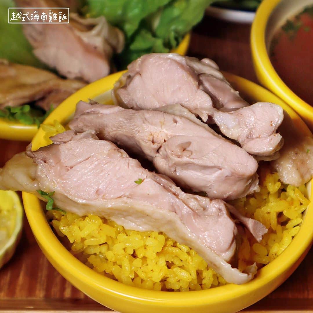 4foodie, for foodieさんのインスタグラム写真 - (4foodie, for foodieInstagram)「📍Taipei, Taiwan 樂越PhoFun 越式河粉專門 / 以下飲品及價位 紅咖哩雞肉腿河粉 $219 美味程度：🌕🌕🌕🌗🌑 💡補充💡+$79有$69飲品和$39開胃小菜任選。我選了越式奶茶冰沙和鳳梨涼拌雙耳。奶茶味道蠻好的，很香濃，唯一缺點是甜度有點太高了！自己加了水進去還是覺得蠻甜的。鳳梨涼拌雙耳跟一般台式的醋溜雲耳不太一樣，酸度比較不刺激可能是因為有加鳳梨去做中和，但鳳梨味不明顯。河粉的部分雞肉是脆皮的，但要趁熱吃不然很快就會因為湯汁而軟掉，肉蠻香的肉質也嫩，紅咖哩味道算溫和的，不是太濃郁，但是是我可接受的夠味程度，但吃比較重口味的，可能會覺得可以再更濃些！ 越式海南雞飯 $199 美味程度：🌕🌕🌕🌑🌑 💡補充💡+$99有$69飲品和$79香酥小菜任選，我選了熱帶鳳梨紅茶和酸甜香香雞。鳳梨紅茶甜度剛好，喝起來很清爽！香香雞雖然咬後肉量不算多但肉質本身是不錯的！但美中不足的地方就是炸衣偏乾硬。海南雞的雞肉本身從嫩度、彈性到厚度都很好！但就是肉本身少了點香氣，肉要記得沾旁邊的醬吃哦！飯本身煮的偏乾一些，如果再有水分一點點應該會比較剛好～一旁那一盤是蝦餅配上一些經典的越式配料，算是小點心的感覺，蝦餅越嚼越香，還不錯～然後我很喜歡他的附湯！ 肉有點多清燉生牛肉河粉 $199 美味程度：🌕🌕🌗🌑🌑 💡補充💡牛肉本身真的量蠻多的！但肉的甜味沒有到特別出色，除了牛肉也有不少豆芽菜，湯頭偏淡，跟想像濃郁口感有點落差，小可惜。 西貢炸春捲 $79 美味程度：🌕🌕🌑🌑🌑 💡補充💡春捲皮是炸的硬硬脆脆那種，但是附的醬汁很少，所以整體吃起來沒什麼味道，有點油膩，建議可以自己在自助醬料區拿些魚露沾取啊，味道會比較出來。 溏心蛋 $29 美味程度：🌕🌕🌗🌑🌑 💡補充💡中間蛋黃不夠半熟，最中間微微半熟而已，這點比較可惜，但蛋白蠻Q的～ 整體： 環境衛生：🌕🌕🌕🌕🌑 服務態度：自助式 再訪意願：🌕🌕🌗🌑🌑 🗺台北市松山區慶城街1號2樓(慶城街1號複合式商場) 🚇捷運南京復興站7號出口 ☎(02)2719-0126 ⏰週日到週四11：00-21：30 週五週六11：00-22：00 🍽2019.04.26到訪用餐 💡補充💡王品集團旗下新品牌新開幕🥳採自助畫單點餐方式，也有醬料區可以自己裝，檸檬也是在這裡取用，可以加到河粉增添香氣～水也是在一旁自己倒，所以沒有服務費😊整體是走個平價河粉路線～單點的飲料和小點都在$100以下，河粉從$100多的到最貴也不超過$300哦👌🏻 #4foodie #4foodie南京復興站 #台北美食 #南京復興美食 #樂越 #河粉 #越式料理 #pho ©️版權所有，不得轉載copyrights reserved」5月15日 12時59分 - 4foodie