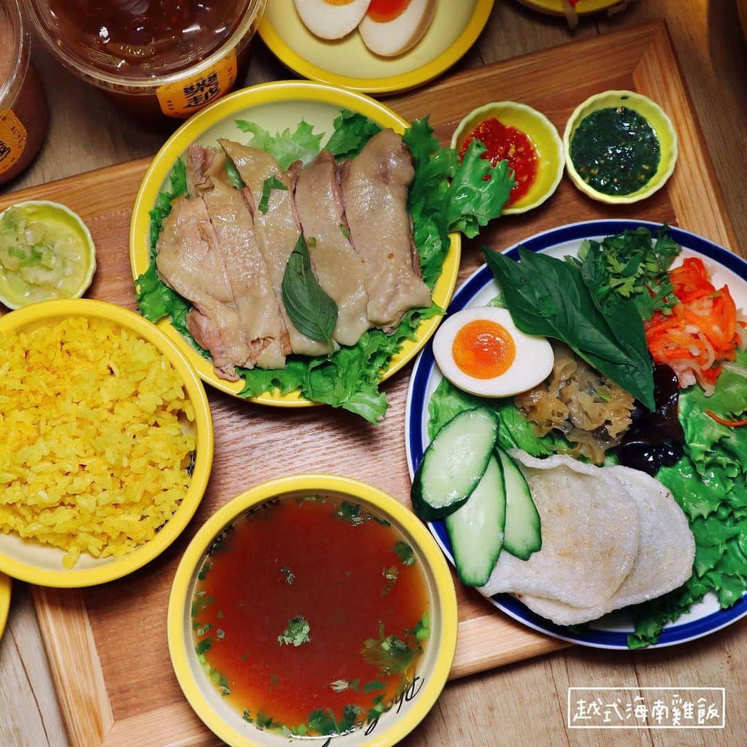 4foodie, for foodieさんのインスタグラム写真 - (4foodie, for foodieInstagram)「📍Taipei, Taiwan 樂越PhoFun 越式河粉專門 / 以下飲品及價位 紅咖哩雞肉腿河粉 $219 美味程度：🌕🌕🌕🌗🌑 💡補充💡+$79有$69飲品和$39開胃小菜任選。我選了越式奶茶冰沙和鳳梨涼拌雙耳。奶茶味道蠻好的，很香濃，唯一缺點是甜度有點太高了！自己加了水進去還是覺得蠻甜的。鳳梨涼拌雙耳跟一般台式的醋溜雲耳不太一樣，酸度比較不刺激可能是因為有加鳳梨去做中和，但鳳梨味不明顯。河粉的部分雞肉是脆皮的，但要趁熱吃不然很快就會因為湯汁而軟掉，肉蠻香的肉質也嫩，紅咖哩味道算溫和的，不是太濃郁，但是是我可接受的夠味程度，但吃比較重口味的，可能會覺得可以再更濃些！ 越式海南雞飯 $199 美味程度：🌕🌕🌕🌑🌑 💡補充💡+$99有$69飲品和$79香酥小菜任選，我選了熱帶鳳梨紅茶和酸甜香香雞。鳳梨紅茶甜度剛好，喝起來很清爽！香香雞雖然咬後肉量不算多但肉質本身是不錯的！但美中不足的地方就是炸衣偏乾硬。海南雞的雞肉本身從嫩度、彈性到厚度都很好！但就是肉本身少了點香氣，肉要記得沾旁邊的醬吃哦！飯本身煮的偏乾一些，如果再有水分一點點應該會比較剛好～一旁那一盤是蝦餅配上一些經典的越式配料，算是小點心的感覺，蝦餅越嚼越香，還不錯～然後我很喜歡他的附湯！ 肉有點多清燉生牛肉河粉 $199 美味程度：🌕🌕🌗🌑🌑 💡補充💡牛肉本身真的量蠻多的！但肉的甜味沒有到特別出色，除了牛肉也有不少豆芽菜，湯頭偏淡，跟想像濃郁口感有點落差，小可惜。 西貢炸春捲 $79 美味程度：🌕🌕🌑🌑🌑 💡補充💡春捲皮是炸的硬硬脆脆那種，但是附的醬汁很少，所以整體吃起來沒什麼味道，有點油膩，建議可以自己在自助醬料區拿些魚露沾取啊，味道會比較出來。 溏心蛋 $29 美味程度：🌕🌕🌗🌑🌑 💡補充💡中間蛋黃不夠半熟，最中間微微半熟而已，這點比較可惜，但蛋白蠻Q的～ 整體： 環境衛生：🌕🌕🌕🌕🌑 服務態度：自助式 再訪意願：🌕🌕🌗🌑🌑 🗺台北市松山區慶城街1號2樓(慶城街1號複合式商場) 🚇捷運南京復興站7號出口 ☎(02)2719-0126 ⏰週日到週四11：00-21：30 週五週六11：00-22：00 🍽2019.04.26到訪用餐 💡補充💡王品集團旗下新品牌新開幕🥳採自助畫單點餐方式，也有醬料區可以自己裝，檸檬也是在這裡取用，可以加到河粉增添香氣～水也是在一旁自己倒，所以沒有服務費😊整體是走個平價河粉路線～單點的飲料和小點都在$100以下，河粉從$100多的到最貴也不超過$300哦👌🏻 #4foodie #4foodie南京復興站 #台北美食 #南京復興美食 #樂越 #河粉 #越式料理 #pho ©️版權所有，不得轉載copyrights reserved」5月15日 12時59分 - 4foodie