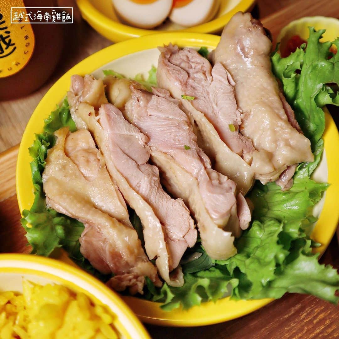 4foodie, for foodieさんのインスタグラム写真 - (4foodie, for foodieInstagram)「📍Taipei, Taiwan 樂越PhoFun 越式河粉專門 / 以下飲品及價位 紅咖哩雞肉腿河粉 $219 美味程度：🌕🌕🌕🌗🌑 💡補充💡+$79有$69飲品和$39開胃小菜任選。我選了越式奶茶冰沙和鳳梨涼拌雙耳。奶茶味道蠻好的，很香濃，唯一缺點是甜度有點太高了！自己加了水進去還是覺得蠻甜的。鳳梨涼拌雙耳跟一般台式的醋溜雲耳不太一樣，酸度比較不刺激可能是因為有加鳳梨去做中和，但鳳梨味不明顯。河粉的部分雞肉是脆皮的，但要趁熱吃不然很快就會因為湯汁而軟掉，肉蠻香的肉質也嫩，紅咖哩味道算溫和的，不是太濃郁，但是是我可接受的夠味程度，但吃比較重口味的，可能會覺得可以再更濃些！ 越式海南雞飯 $199 美味程度：🌕🌕🌕🌑🌑 💡補充💡+$99有$69飲品和$79香酥小菜任選，我選了熱帶鳳梨紅茶和酸甜香香雞。鳳梨紅茶甜度剛好，喝起來很清爽！香香雞雖然咬後肉量不算多但肉質本身是不錯的！但美中不足的地方就是炸衣偏乾硬。海南雞的雞肉本身從嫩度、彈性到厚度都很好！但就是肉本身少了點香氣，肉要記得沾旁邊的醬吃哦！飯本身煮的偏乾一些，如果再有水分一點點應該會比較剛好～一旁那一盤是蝦餅配上一些經典的越式配料，算是小點心的感覺，蝦餅越嚼越香，還不錯～然後我很喜歡他的附湯！ 肉有點多清燉生牛肉河粉 $199 美味程度：🌕🌕🌗🌑🌑 💡補充💡牛肉本身真的量蠻多的！但肉的甜味沒有到特別出色，除了牛肉也有不少豆芽菜，湯頭偏淡，跟想像濃郁口感有點落差，小可惜。 西貢炸春捲 $79 美味程度：🌕🌕🌑🌑🌑 💡補充💡春捲皮是炸的硬硬脆脆那種，但是附的醬汁很少，所以整體吃起來沒什麼味道，有點油膩，建議可以自己在自助醬料區拿些魚露沾取啊，味道會比較出來。 溏心蛋 $29 美味程度：🌕🌕🌗🌑🌑 💡補充💡中間蛋黃不夠半熟，最中間微微半熟而已，這點比較可惜，但蛋白蠻Q的～ 整體： 環境衛生：🌕🌕🌕🌕🌑 服務態度：自助式 再訪意願：🌕🌕🌗🌑🌑 🗺台北市松山區慶城街1號2樓(慶城街1號複合式商場) 🚇捷運南京復興站7號出口 ☎(02)2719-0126 ⏰週日到週四11：00-21：30 週五週六11：00-22：00 🍽2019.04.26到訪用餐 💡補充💡王品集團旗下新品牌新開幕🥳採自助畫單點餐方式，也有醬料區可以自己裝，檸檬也是在這裡取用，可以加到河粉增添香氣～水也是在一旁自己倒，所以沒有服務費😊整體是走個平價河粉路線～單點的飲料和小點都在$100以下，河粉從$100多的到最貴也不超過$300哦👌🏻 #4foodie #4foodie南京復興站 #台北美食 #南京復興美食 #樂越 #河粉 #越式料理 #pho ©️版權所有，不得轉載copyrights reserved」5月15日 12時59分 - 4foodie