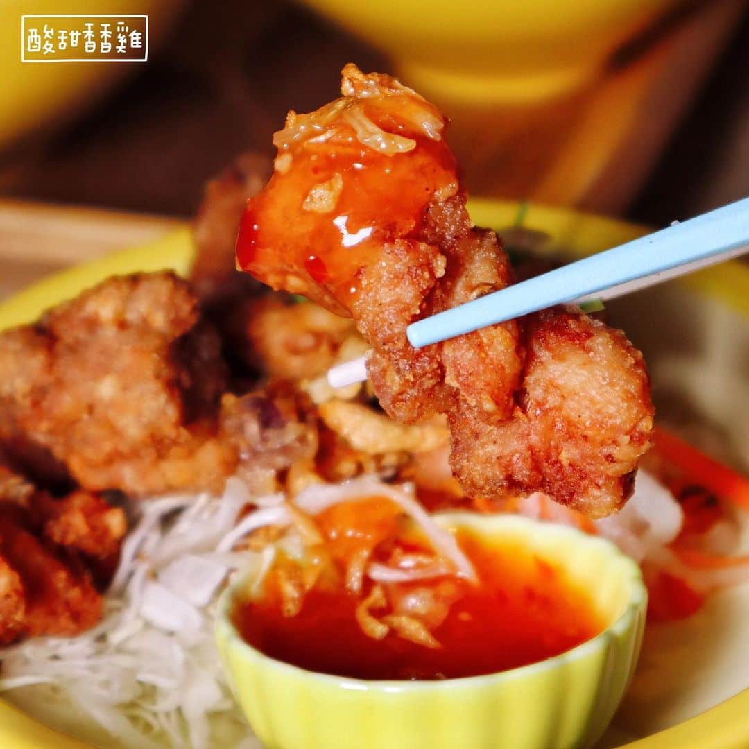 4foodie, for foodieさんのインスタグラム写真 - (4foodie, for foodieInstagram)「📍Taipei, Taiwan 樂越PhoFun 越式河粉專門 / 以下飲品及價位 紅咖哩雞肉腿河粉 $219 美味程度：🌕🌕🌕🌗🌑 💡補充💡+$79有$69飲品和$39開胃小菜任選。我選了越式奶茶冰沙和鳳梨涼拌雙耳。奶茶味道蠻好的，很香濃，唯一缺點是甜度有點太高了！自己加了水進去還是覺得蠻甜的。鳳梨涼拌雙耳跟一般台式的醋溜雲耳不太一樣，酸度比較不刺激可能是因為有加鳳梨去做中和，但鳳梨味不明顯。河粉的部分雞肉是脆皮的，但要趁熱吃不然很快就會因為湯汁而軟掉，肉蠻香的肉質也嫩，紅咖哩味道算溫和的，不是太濃郁，但是是我可接受的夠味程度，但吃比較重口味的，可能會覺得可以再更濃些！ 越式海南雞飯 $199 美味程度：🌕🌕🌕🌑🌑 💡補充💡+$99有$69飲品和$79香酥小菜任選，我選了熱帶鳳梨紅茶和酸甜香香雞。鳳梨紅茶甜度剛好，喝起來很清爽！香香雞雖然咬後肉量不算多但肉質本身是不錯的！但美中不足的地方就是炸衣偏乾硬。海南雞的雞肉本身從嫩度、彈性到厚度都很好！但就是肉本身少了點香氣，肉要記得沾旁邊的醬吃哦！飯本身煮的偏乾一些，如果再有水分一點點應該會比較剛好～一旁那一盤是蝦餅配上一些經典的越式配料，算是小點心的感覺，蝦餅越嚼越香，還不錯～然後我很喜歡他的附湯！ 肉有點多清燉生牛肉河粉 $199 美味程度：🌕🌕🌗🌑🌑 💡補充💡牛肉本身真的量蠻多的！但肉的甜味沒有到特別出色，除了牛肉也有不少豆芽菜，湯頭偏淡，跟想像濃郁口感有點落差，小可惜。 西貢炸春捲 $79 美味程度：🌕🌕🌑🌑🌑 💡補充💡春捲皮是炸的硬硬脆脆那種，但是附的醬汁很少，所以整體吃起來沒什麼味道，有點油膩，建議可以自己在自助醬料區拿些魚露沾取啊，味道會比較出來。 溏心蛋 $29 美味程度：🌕🌕🌗🌑🌑 💡補充💡中間蛋黃不夠半熟，最中間微微半熟而已，這點比較可惜，但蛋白蠻Q的～ 整體： 環境衛生：🌕🌕🌕🌕🌑 服務態度：自助式 再訪意願：🌕🌕🌗🌑🌑 🗺台北市松山區慶城街1號2樓(慶城街1號複合式商場) 🚇捷運南京復興站7號出口 ☎(02)2719-0126 ⏰週日到週四11：00-21：30 週五週六11：00-22：00 🍽2019.04.26到訪用餐 💡補充💡王品集團旗下新品牌新開幕🥳採自助畫單點餐方式，也有醬料區可以自己裝，檸檬也是在這裡取用，可以加到河粉增添香氣～水也是在一旁自己倒，所以沒有服務費😊整體是走個平價河粉路線～單點的飲料和小點都在$100以下，河粉從$100多的到最貴也不超過$300哦👌🏻 #4foodie #4foodie南京復興站 #台北美食 #南京復興美食 #樂越 #河粉 #越式料理 #pho ©️版權所有，不得轉載copyrights reserved」5月15日 12時59分 - 4foodie