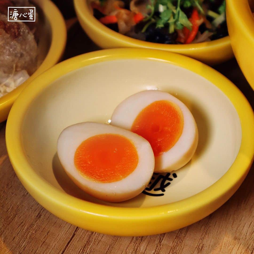 4foodie, for foodieさんのインスタグラム写真 - (4foodie, for foodieInstagram)「📍Taipei, Taiwan 樂越PhoFun 越式河粉專門 / 以下飲品及價位 紅咖哩雞肉腿河粉 $219 美味程度：🌕🌕🌕🌗🌑 💡補充💡+$79有$69飲品和$39開胃小菜任選。我選了越式奶茶冰沙和鳳梨涼拌雙耳。奶茶味道蠻好的，很香濃，唯一缺點是甜度有點太高了！自己加了水進去還是覺得蠻甜的。鳳梨涼拌雙耳跟一般台式的醋溜雲耳不太一樣，酸度比較不刺激可能是因為有加鳳梨去做中和，但鳳梨味不明顯。河粉的部分雞肉是脆皮的，但要趁熱吃不然很快就會因為湯汁而軟掉，肉蠻香的肉質也嫩，紅咖哩味道算溫和的，不是太濃郁，但是是我可接受的夠味程度，但吃比較重口味的，可能會覺得可以再更濃些！ 越式海南雞飯 $199 美味程度：🌕🌕🌕🌑🌑 💡補充💡+$99有$69飲品和$79香酥小菜任選，我選了熱帶鳳梨紅茶和酸甜香香雞。鳳梨紅茶甜度剛好，喝起來很清爽！香香雞雖然咬後肉量不算多但肉質本身是不錯的！但美中不足的地方就是炸衣偏乾硬。海南雞的雞肉本身從嫩度、彈性到厚度都很好！但就是肉本身少了點香氣，肉要記得沾旁邊的醬吃哦！飯本身煮的偏乾一些，如果再有水分一點點應該會比較剛好～一旁那一盤是蝦餅配上一些經典的越式配料，算是小點心的感覺，蝦餅越嚼越香，還不錯～然後我很喜歡他的附湯！ 肉有點多清燉生牛肉河粉 $199 美味程度：🌕🌕🌗🌑🌑 💡補充💡牛肉本身真的量蠻多的！但肉的甜味沒有到特別出色，除了牛肉也有不少豆芽菜，湯頭偏淡，跟想像濃郁口感有點落差，小可惜。 西貢炸春捲 $79 美味程度：🌕🌕🌑🌑🌑 💡補充💡春捲皮是炸的硬硬脆脆那種，但是附的醬汁很少，所以整體吃起來沒什麼味道，有點油膩，建議可以自己在自助醬料區拿些魚露沾取啊，味道會比較出來。 溏心蛋 $29 美味程度：🌕🌕🌗🌑🌑 💡補充💡中間蛋黃不夠半熟，最中間微微半熟而已，這點比較可惜，但蛋白蠻Q的～ 整體： 環境衛生：🌕🌕🌕🌕🌑 服務態度：自助式 再訪意願：🌕🌕🌗🌑🌑 🗺台北市松山區慶城街1號2樓(慶城街1號複合式商場) 🚇捷運南京復興站7號出口 ☎(02)2719-0126 ⏰週日到週四11：00-21：30 週五週六11：00-22：00 🍽2019.04.26到訪用餐 💡補充💡王品集團旗下新品牌新開幕🥳採自助畫單點餐方式，也有醬料區可以自己裝，檸檬也是在這裡取用，可以加到河粉增添香氣～水也是在一旁自己倒，所以沒有服務費😊整體是走個平價河粉路線～單點的飲料和小點都在$100以下，河粉從$100多的到最貴也不超過$300哦👌🏻 #4foodie #4foodie南京復興站 #台北美食 #南京復興美食 #樂越 #河粉 #越式料理 #pho ©️版權所有，不得轉載copyrights reserved」5月15日 12時59分 - 4foodie