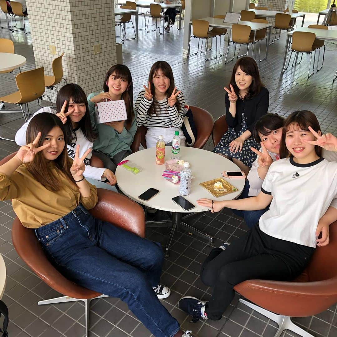 福岡女子短期大学さんのインスタグラム写真 - (福岡女子短期大学Instagram)「@音楽科 . 10号館1階の学生控え室🌱にて音楽科2年生が誕生日🎂のお祝いをしていました🎊今日が二十歳の誕生日だそうです👏おめでとうございます🎈 . #福岡女子短期大学 #福女短 #音楽専攻科 #昼休み #ひるやすみ #誕生日 #昼休みの過ごし方 #誕生日サプライズ  #クラスメイト #福女短スナップ #短大生 #福岡の女子短期大学 #笑顔が一番 #２０歳 #トモダチ #誕生日ケーキ  #二十歳 #二十歳の誕生日  #スナップ写真 #街角スナップ #音楽科 #福岡女子短期大学音楽科 #ポトレのセカイ #写真好きな人と繋がりたい #写真撮るのが好きな人と繋がりたい #笑顔が人を幸せにする #福女短スナップ #写真で伝えたい私の世界 #私が紡ぐ物語 #その瞬間に物語を #休み時間 . ========[ 資料請求 ]======== ． 新しい福岡女子短期大学の資料請求（2020大学案内）を無料送付中です。本学ホームページからお気軽に申し込みください。 . 子ども学科/健康栄養学科 音楽科/文化教養学科 ． 福岡女子短期大学 住所：‪‪‪福岡県太宰府市五条四丁目16番1号‬‬‬ tel：‪‪‪092-922-4034‬‬‬（代表） . =======================」5月15日 12時53分 - fukuoka_wjc