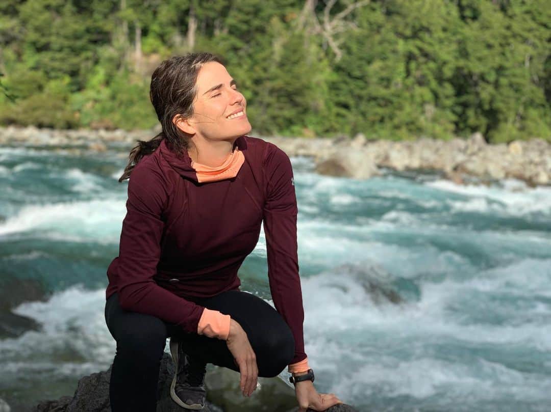 のインスタグラム：「Channeling my inner lizard. Mi dosis de vitamina D 🦎 #saltosdelpetrohue #chile」