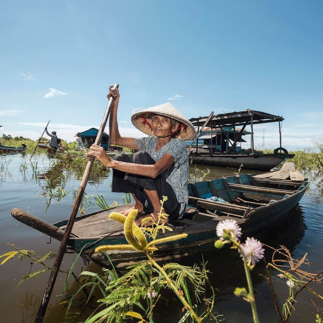 National Geographic Travelさんのインスタグラム写真 - (National Geographic TravelInstagram)「photo by @andrea_frazzetta | Tonle Sap lake, the Floating village of Kampong Luong. Here a portrait of Nguyen. The lake supports a massive freshwater ecosystem, which in turn supports the people who live around it in floating villages. Despite being built on the water, the floating villages operate similarly to villages on land. There are grocery stores, schools, barbers, temples. To see more photos from my travels, follow me @andrea_frazzetta #cambodia #floatingvillage #asia」5月15日 13時08分 - natgeotravel