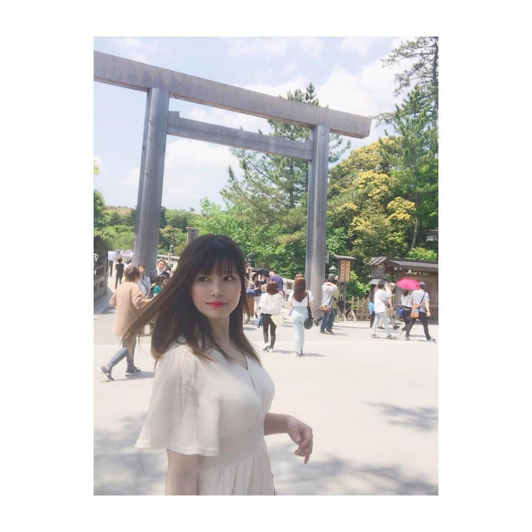 希咲智美のインスタグラム：「伊勢神宮⛩荘厳でした✨ 樹齢何百年という杉林の参道を歩いているだけで、心が洗われる感じ。伊勢神宮ならではの慣習なのか、20年おきに本殿を建て直すのがびっくりでした。道理で建物が新しいわけだ😳聞いたところ、どうやら特別な建築技術を若い世代に継承していくための仕来りらしい！確かに、修繕技術がないと再建できないもんね。伊勢神宮が永く続く在り続ける秘密が少し明らかになったかも また御参りしたいな〜🥺💭 #ise #travel #shrine #isejingu #⛩ #beautiful #beach #sea #memorial  #l4like #follow  #followｍe #instagood  #伊勢 #伊勢旅行 #伊勢神宮 #伊勢参り #家族旅行 #三重 #観光」