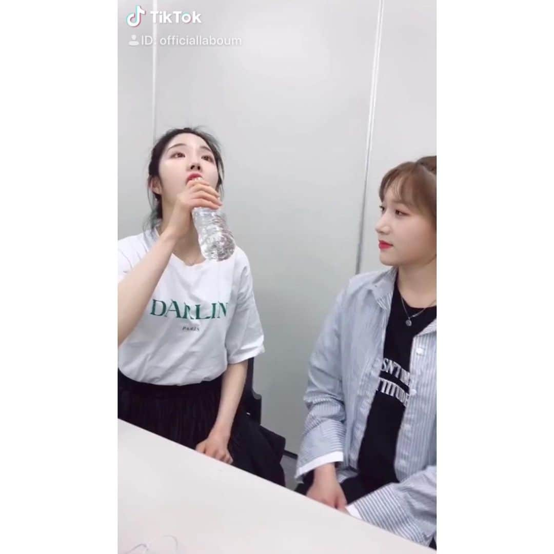 LABOUMさんのインスタグラム写真 - (LABOUMInstagram)「[#라붐] [#Tiktok] #한입만 #간식송 #뺏어먹기 #라붐 #소연 #지엔 #LABOUM #SOYEON #ZN http://vt.tiktok.com/JBgRdu/ #틱톡 #좋아요_하트_댓글_센스😍」5月15日 13時01分 - officiallaboum